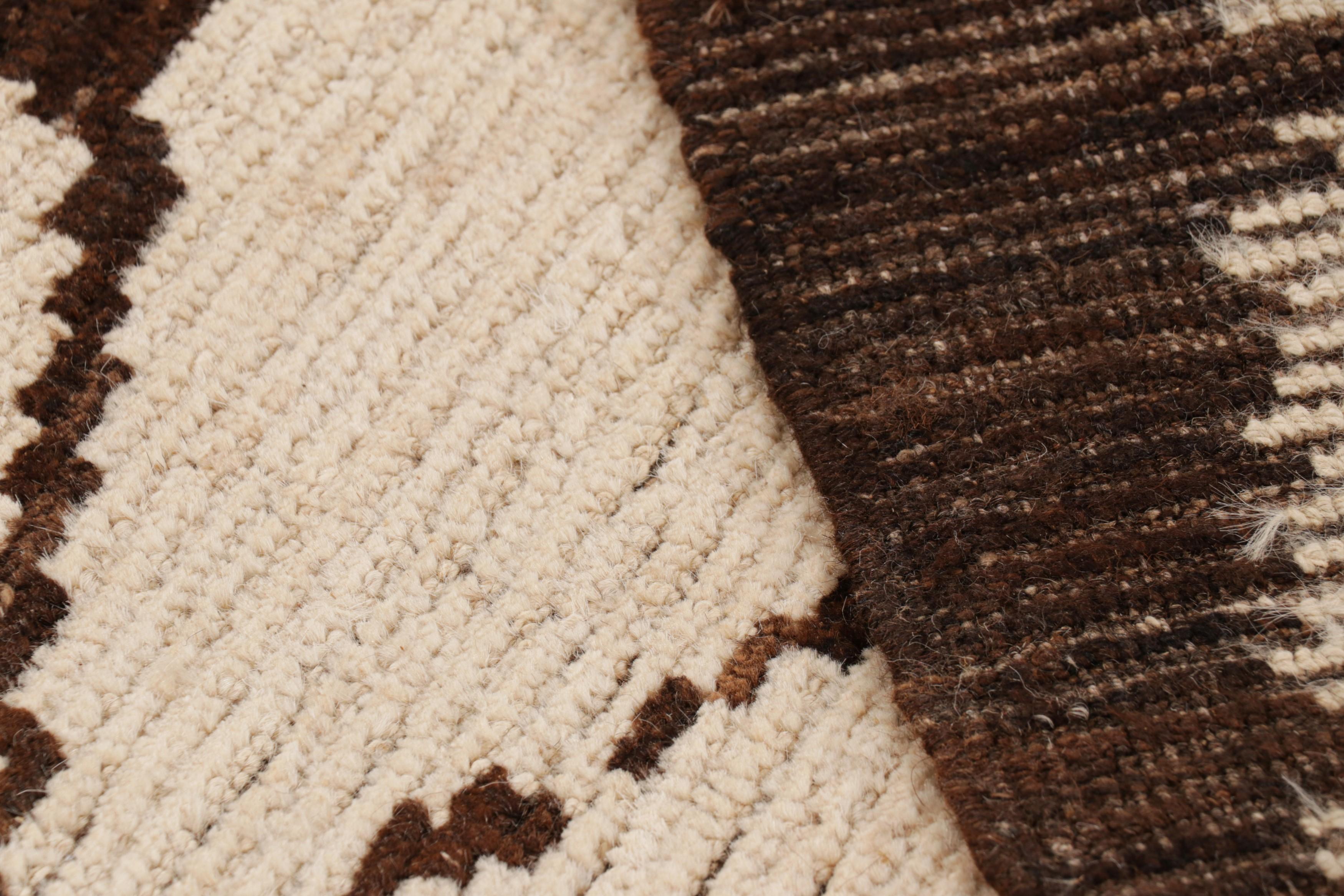 Lana Rug & Kilim è un tappeto in stile Mogul con motivi floreali e medaglioni color verde acqua e rosso. in vendita