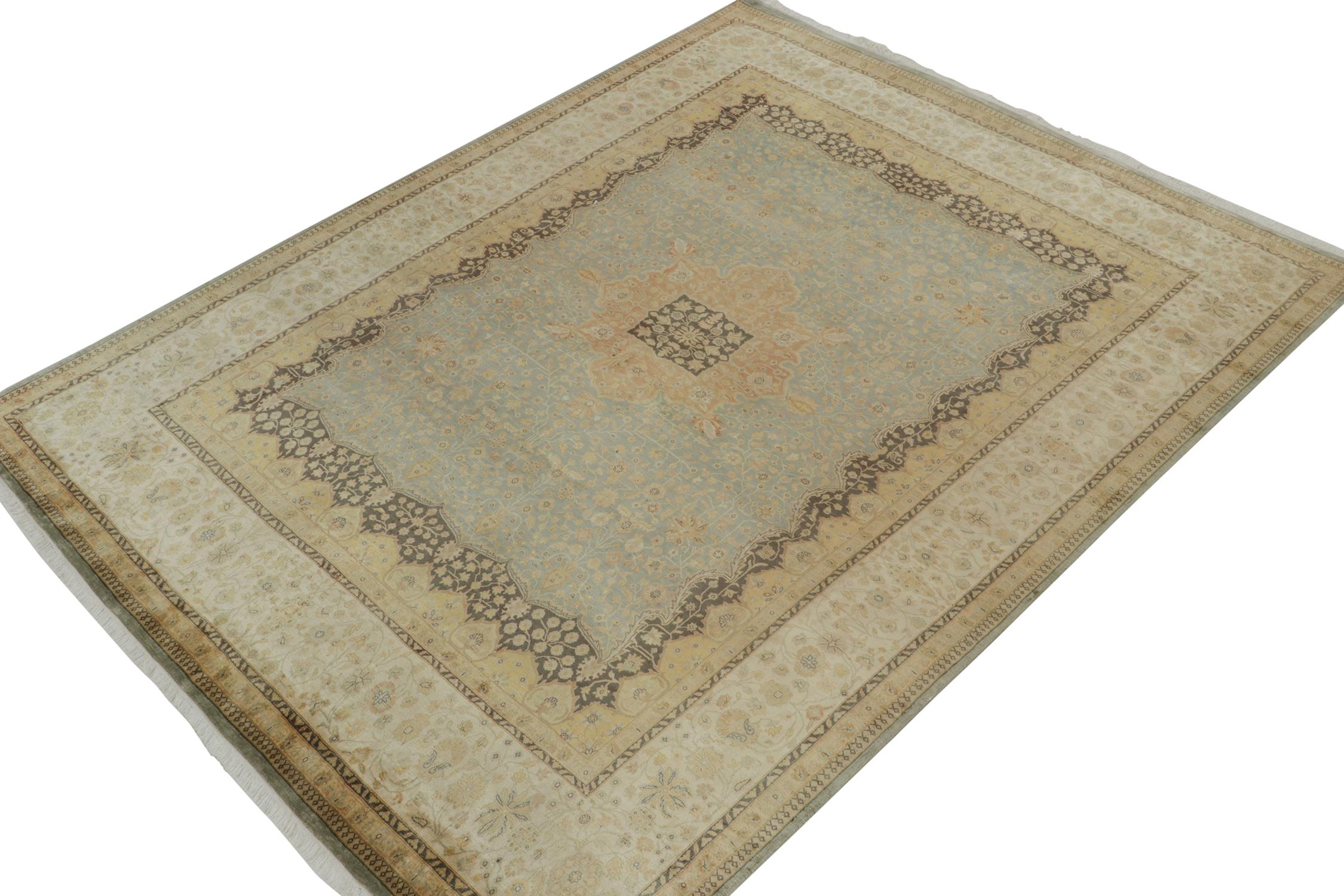 Un tapis 8x10 inspiré de styles de tapis Mohtasham antiques rares, de la Collection Modern Classics de Rug & Kilim. Noué à la main en laine, il joue un rôle exceptionnel d'or, de beige-brun et de bleu dans les médaillons et les motifs floraux avec
