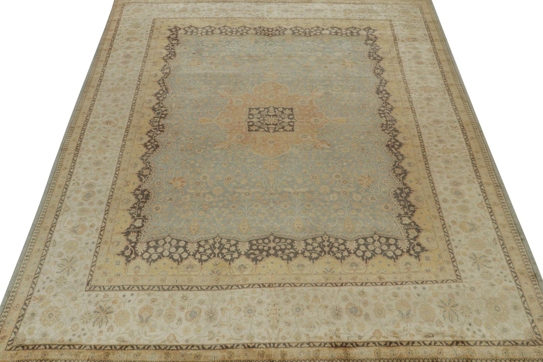 Indien Rug & Kilim's Mohtasham Style Rug in Blue with Gold Medallion and Beige Florals (tapis de style Mohtasham en bleu avec médaillon en or et fleurs en beige) en vente