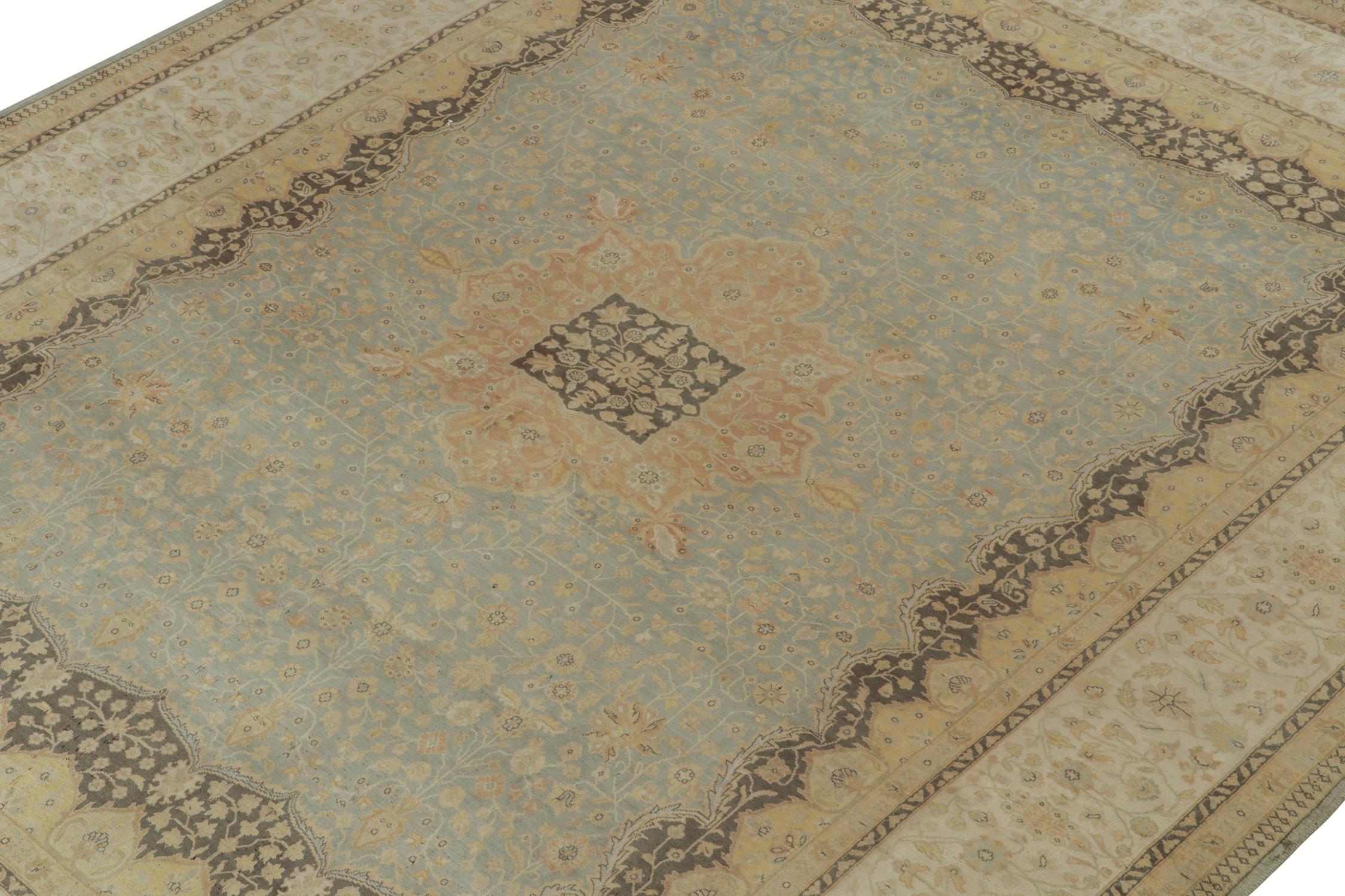 Noué à la main Rug & Kilim's Mohtasham Style Rug in Blue with Gold Medallion and Beige Florals (tapis de style Mohtasham en bleu avec médaillon en or et fleurs en beige) en vente