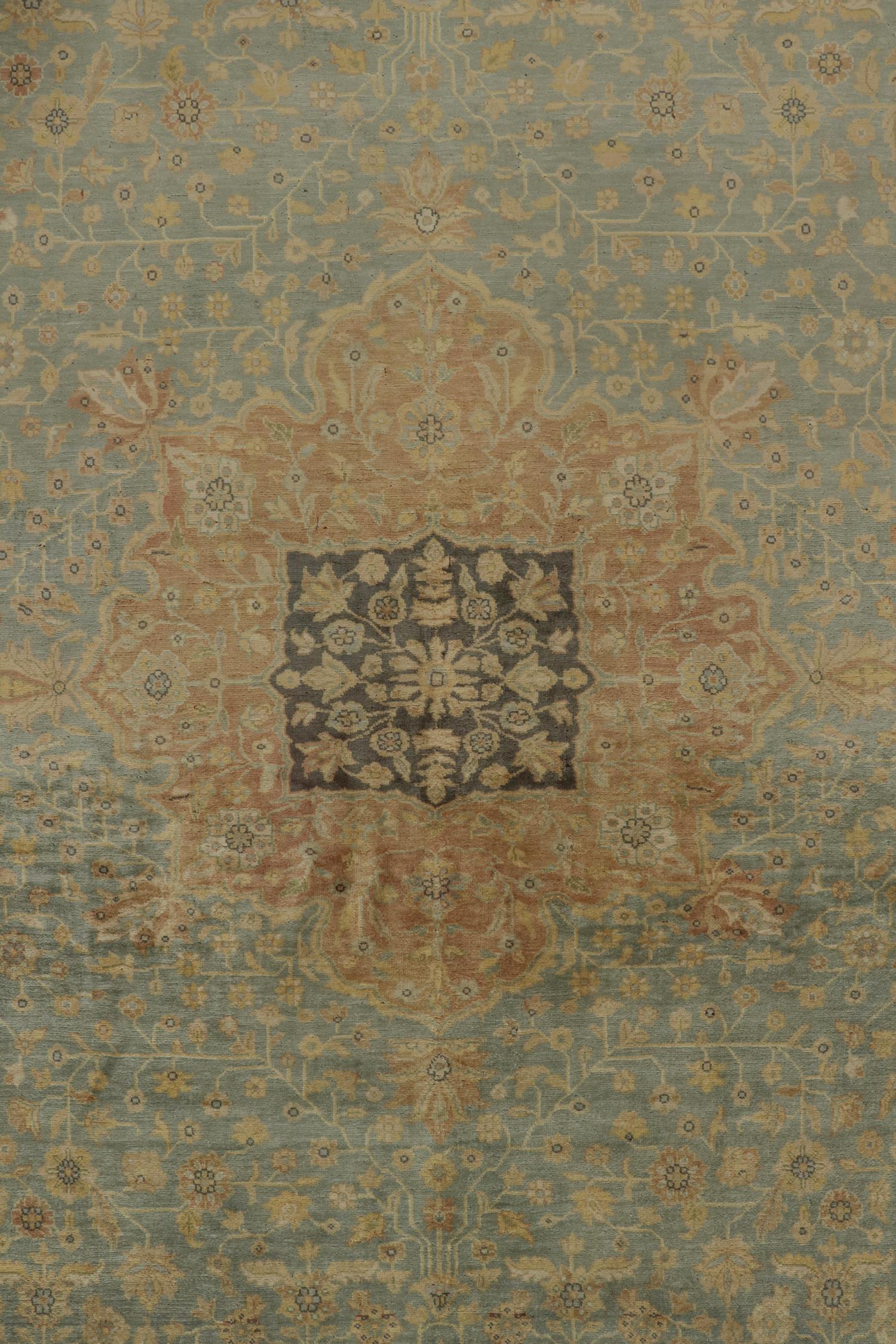 XXIe siècle et contemporain Rug & Kilim's Mohtasham Style Rug in Blue with Gold Medallion and Beige Florals (tapis de style Mohtasham en bleu avec médaillon en or et fleurs en beige) en vente