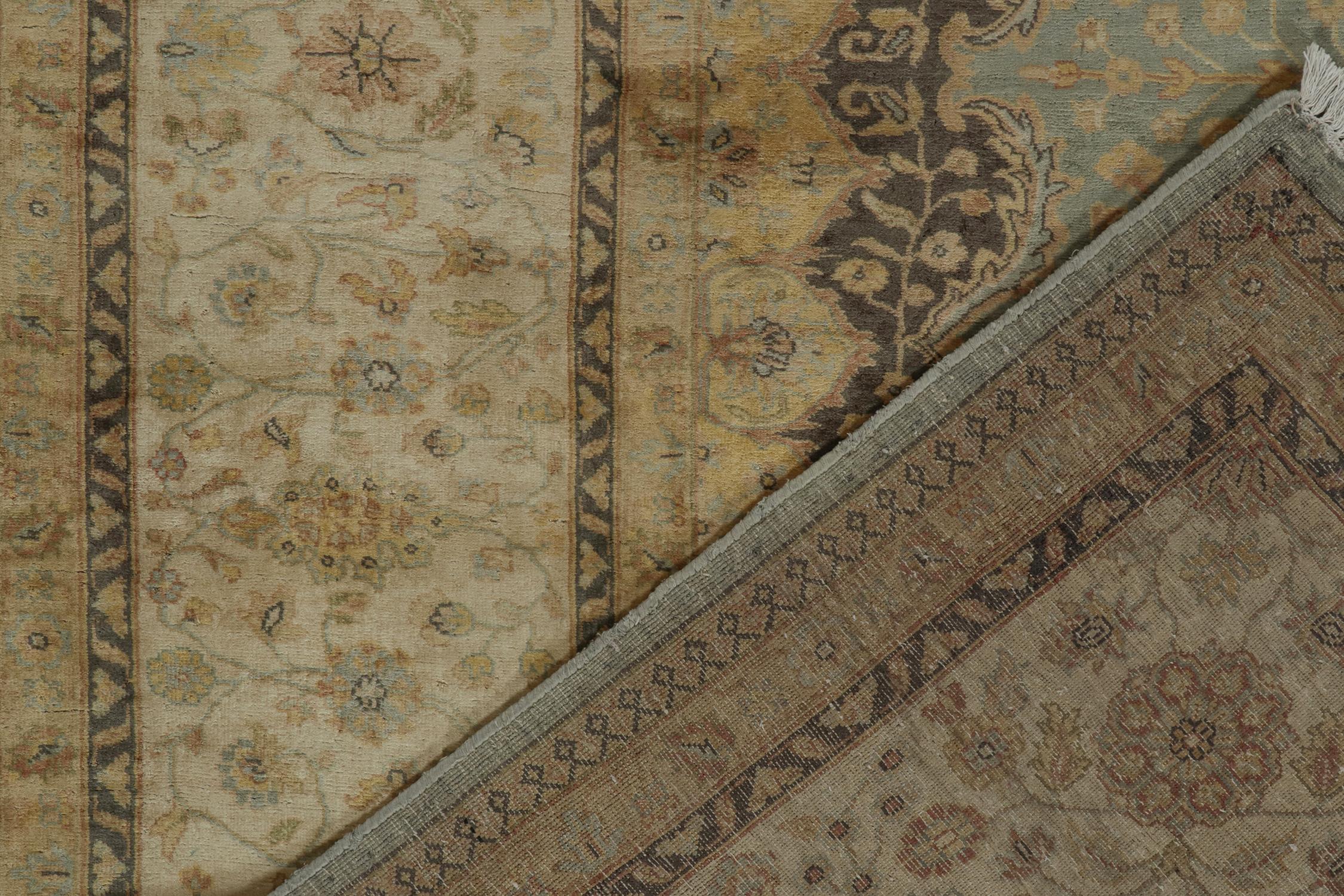 Laine Rug & Kilim's Mohtasham Style Rug in Blue with Gold Medallion and Beige Florals (tapis de style Mohtasham en bleu avec médaillon en or et fleurs en beige) en vente