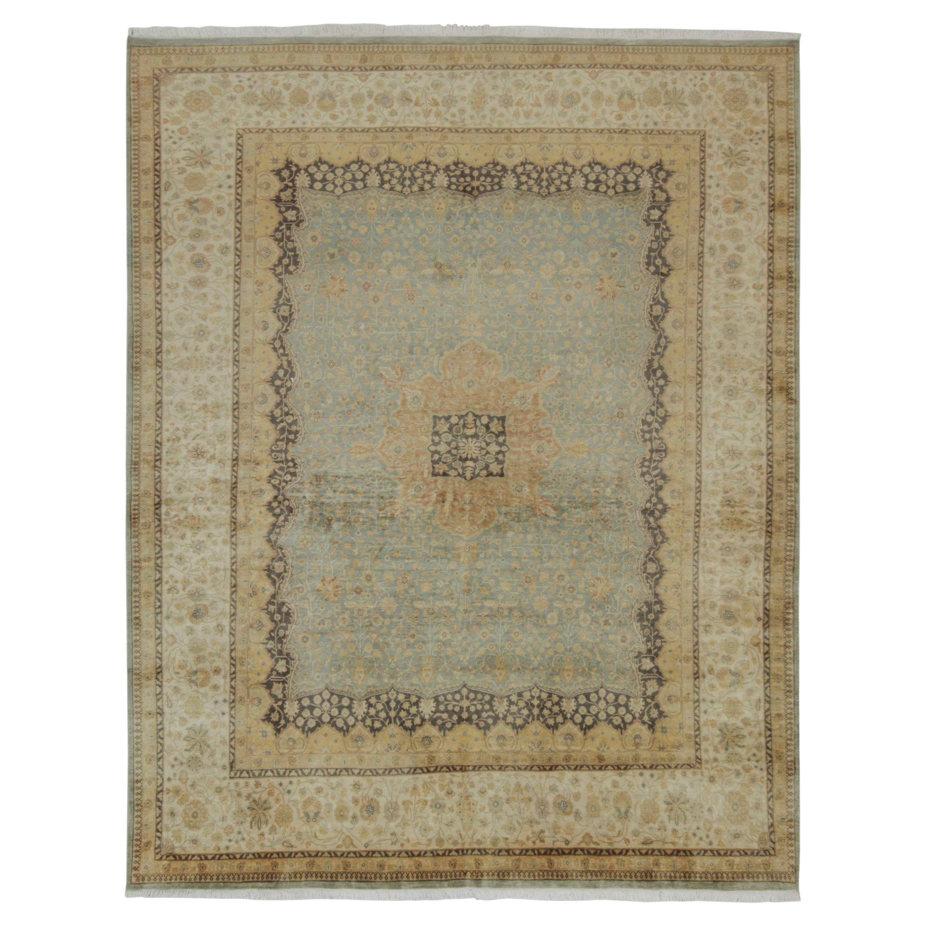 Rug & Kilim's Mohtasham Style Rug in Blue with Gold Medallion and Beige Florals (tapis de style Mohtasham en bleu avec médaillon en or et fleurs en beige)