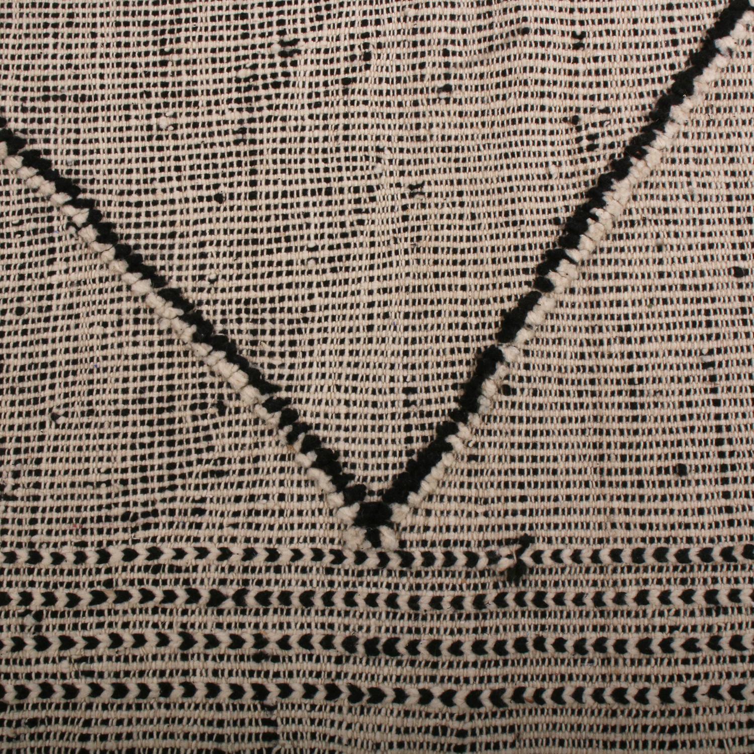 Geometrischer weißer und schwarzer Wollteppich im marokkanischen Berberstil von Teppich & Kilims (Stammeskunst) im Angebot