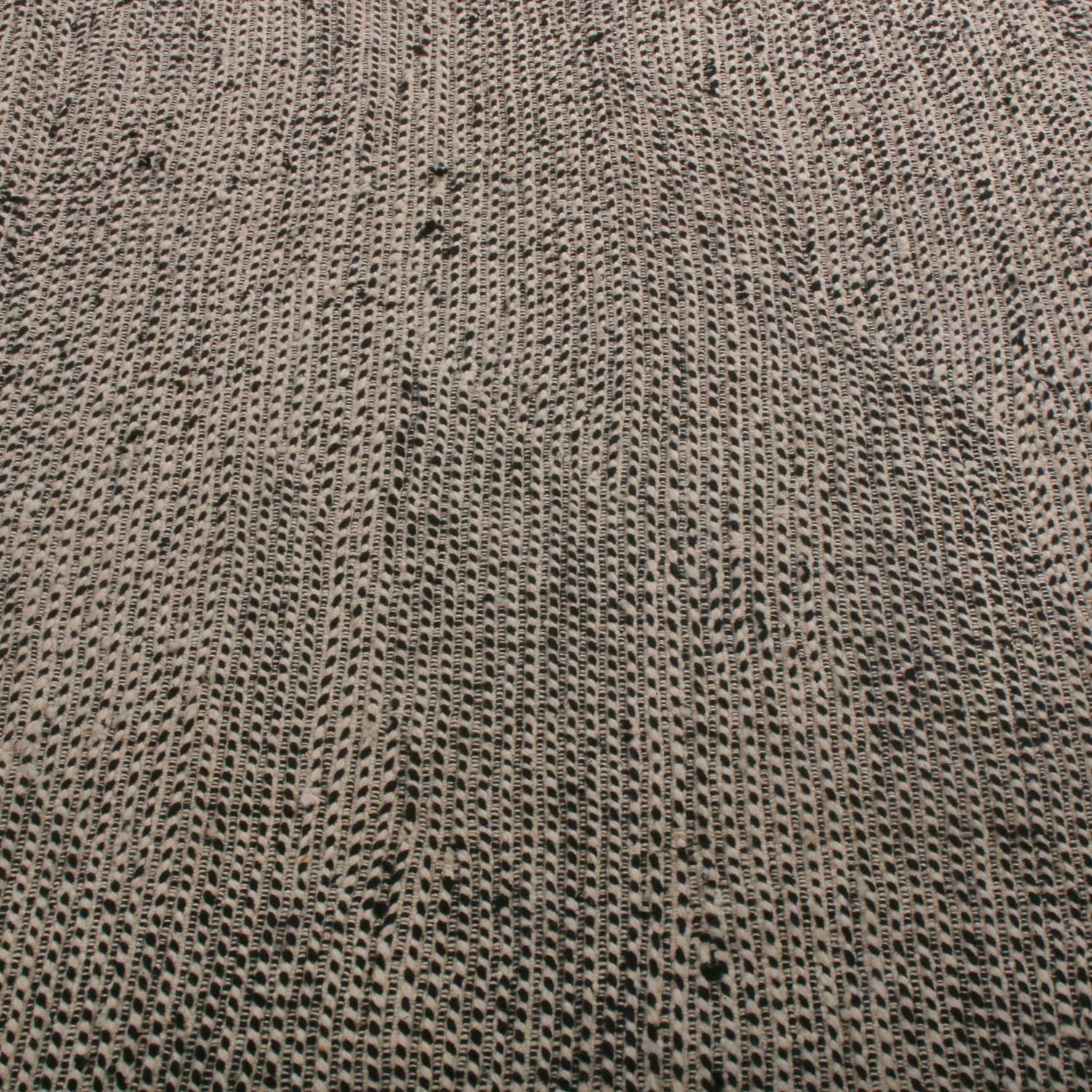 Geometrischer weißer und schwarzer Wollteppich im marokkanischen Berberstil von Teppich & Kilims (Stammeskunst) im Angebot