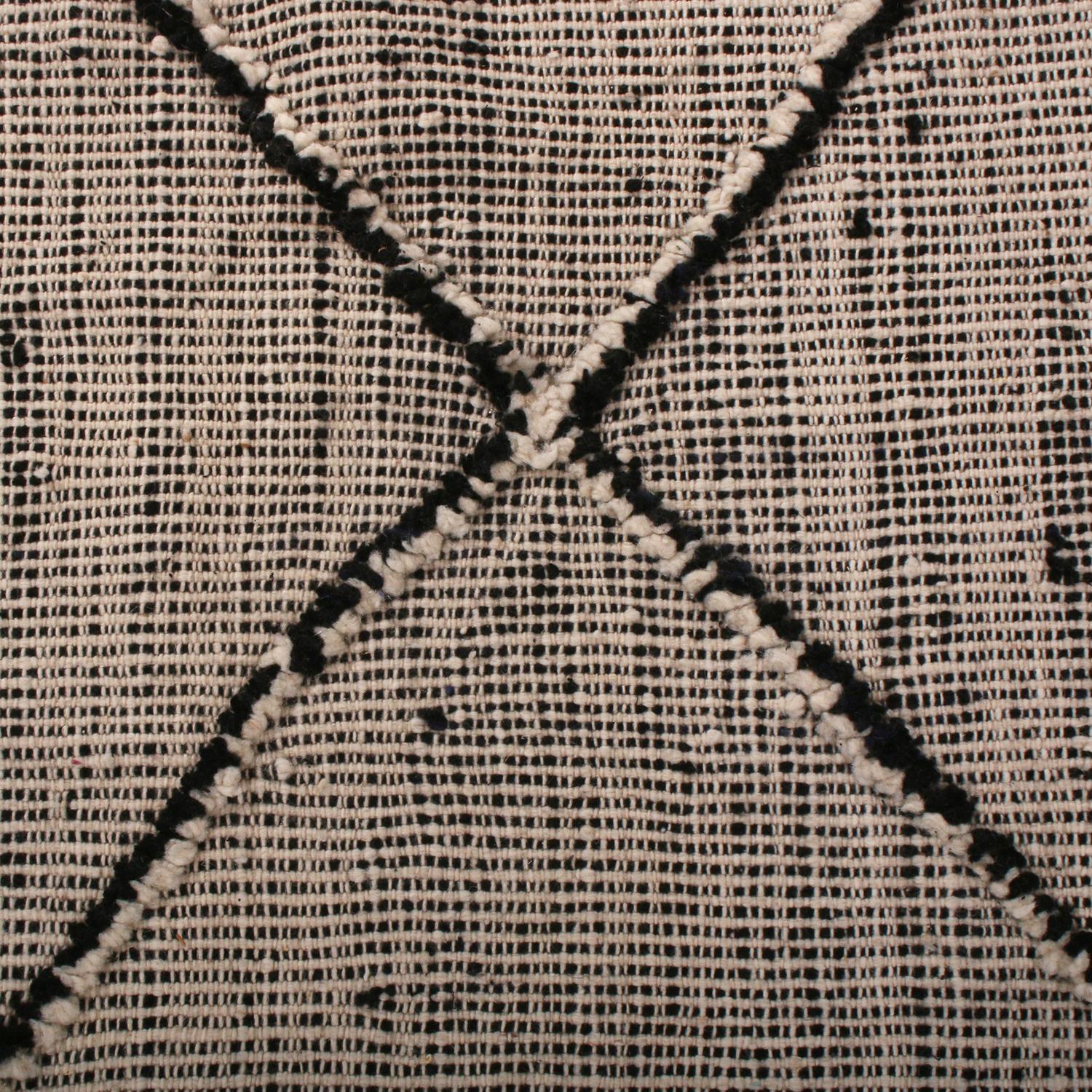 Geometrischer weißer und schwarzer Wollteppich im marokkanischen Berberstil von Teppich & Kilims (Marokkanisch) im Angebot