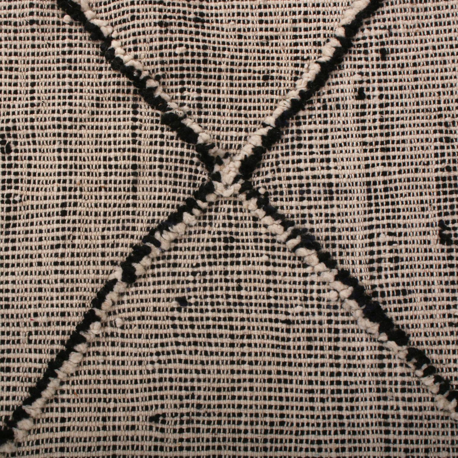 Alfombra geométrica de lana blanca y negra de estilo bereber marroquí Rug & Kilim Tribal en venta