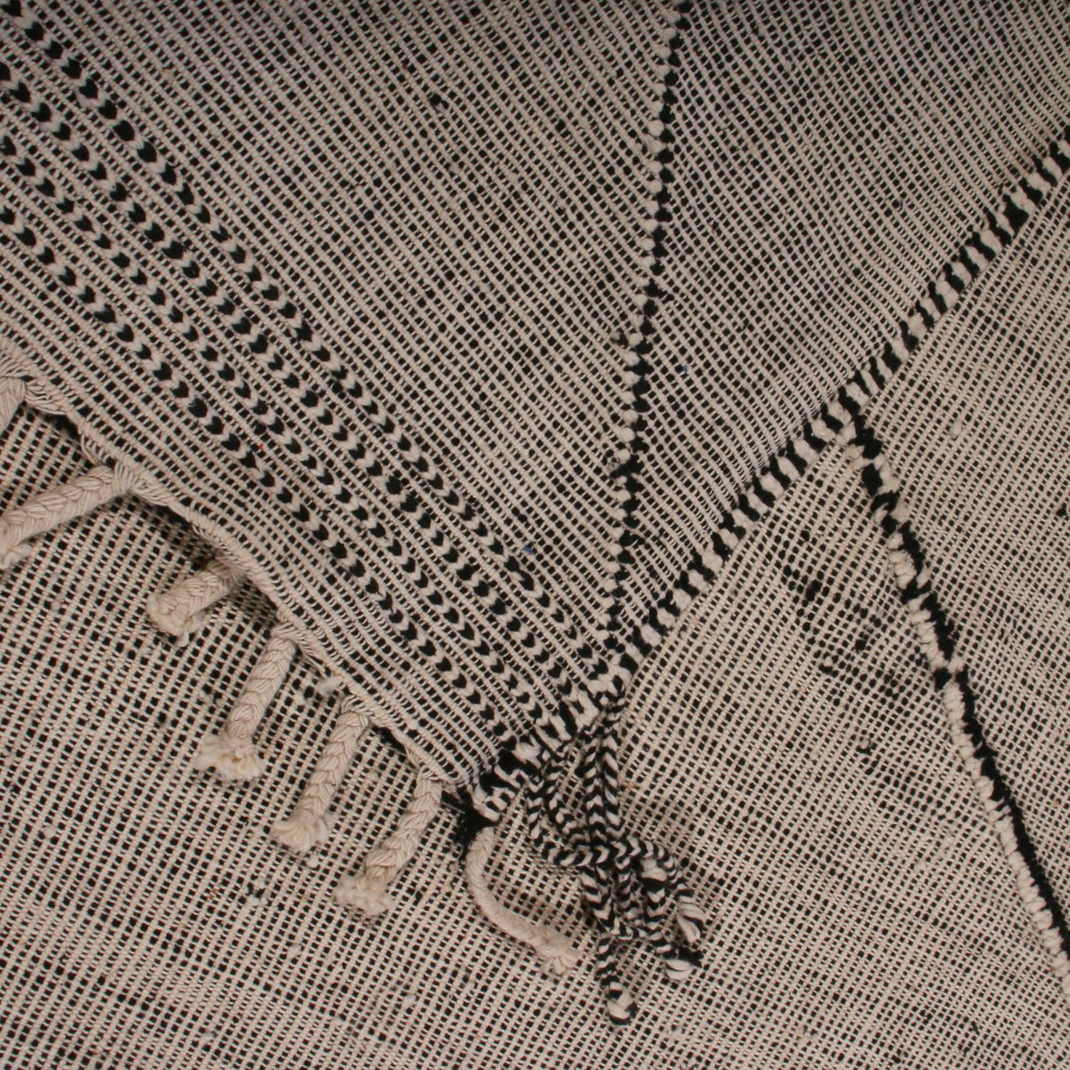 Geometrischer weißer und schwarzer Wollteppich im marokkanischen Berberstil von Teppich & Kilims (Handgeknüpft) im Angebot