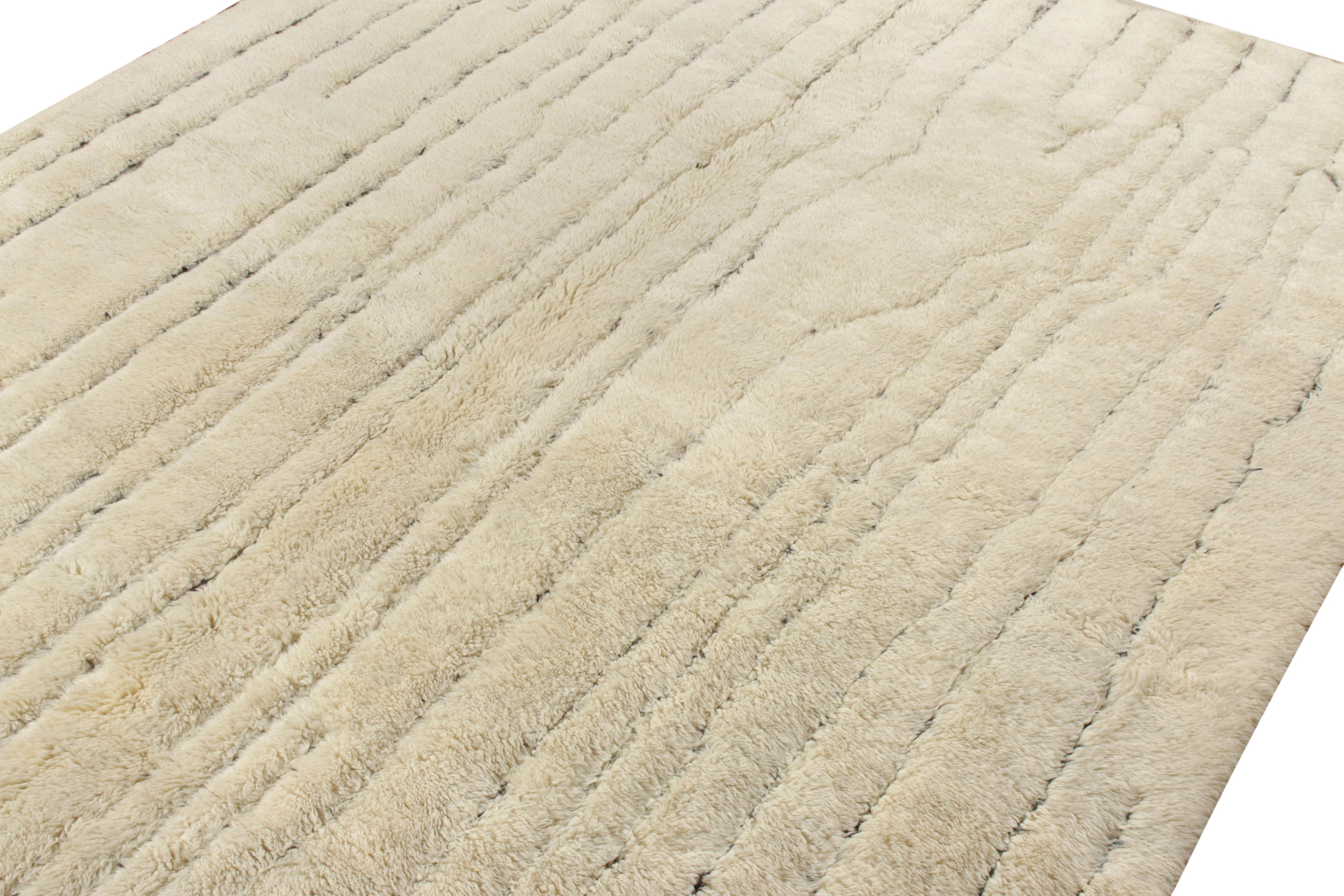 Alfombra de estilo bereber marroquí Rug & Kilim en blanco, dibujo geométrico negro Tribal en venta