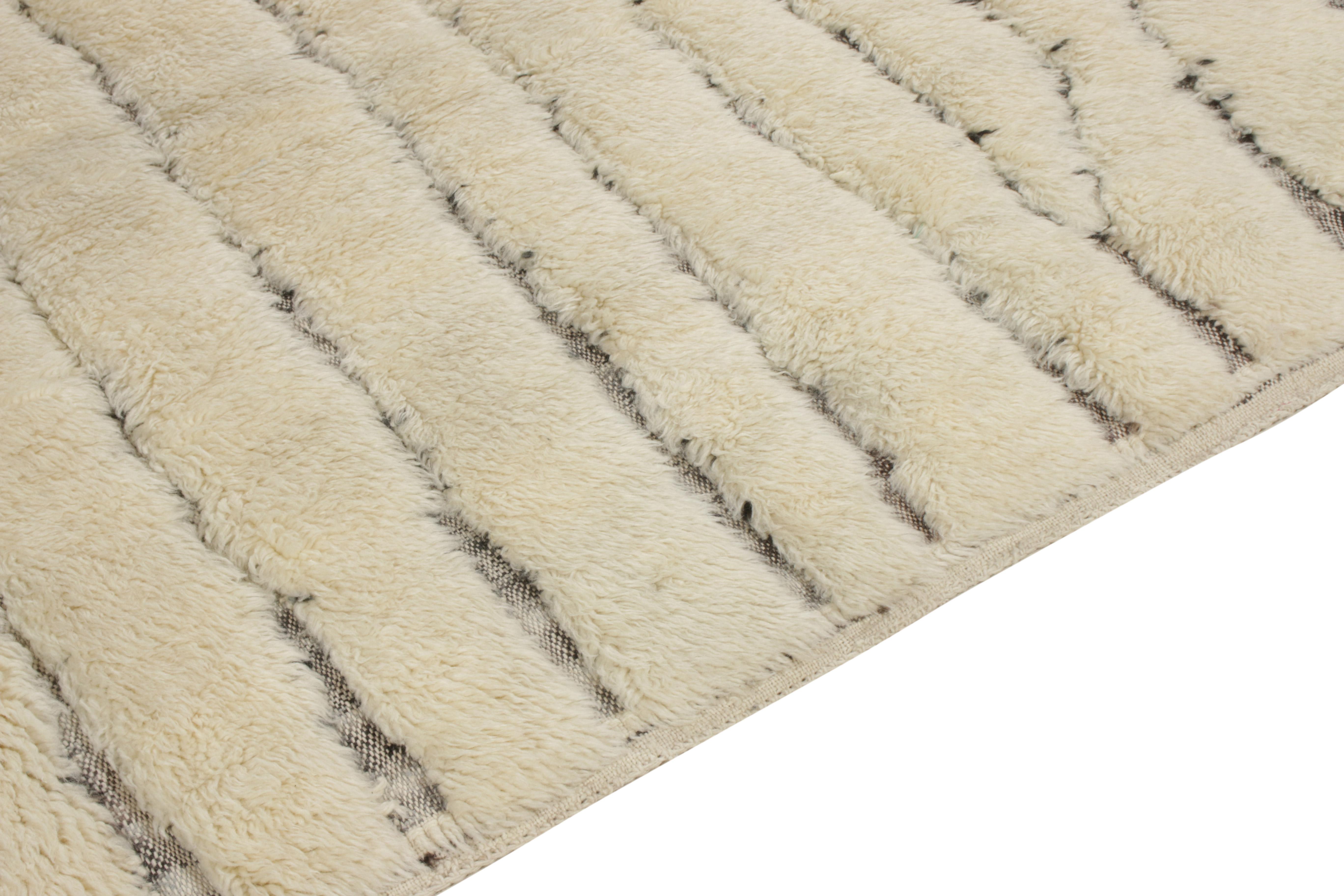 Alfombra de estilo bereber marroquí Rug & Kilim en blanco, dibujo geométrico negro Marroquí en venta