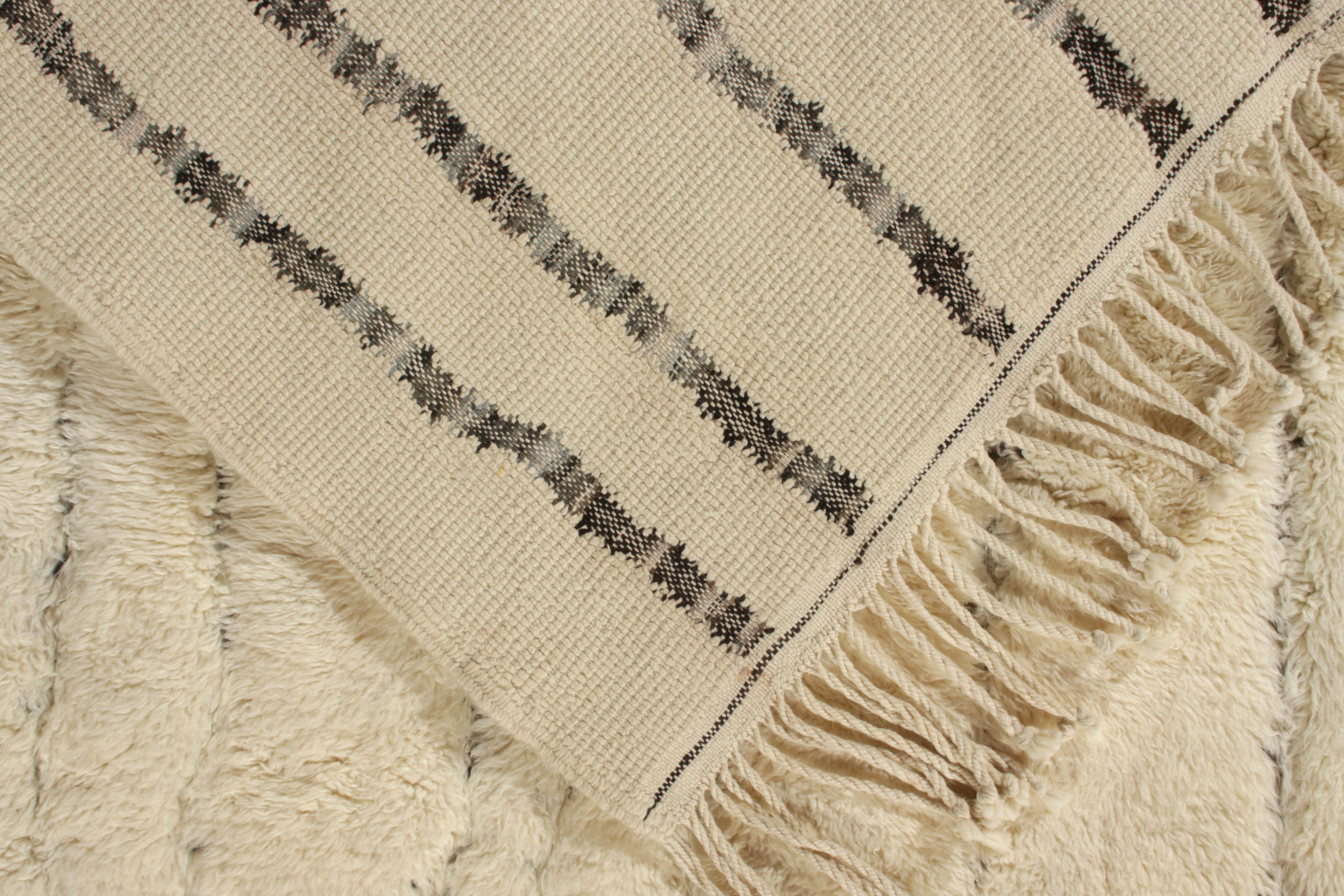 Alfombra de estilo bereber marroquí Rug & Kilim en blanco, dibujo geométrico negro Anudado a mano en venta