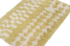 Alfombra marroquí a medida de Rug & Kilim con diseño geométrico en dorado y blanco