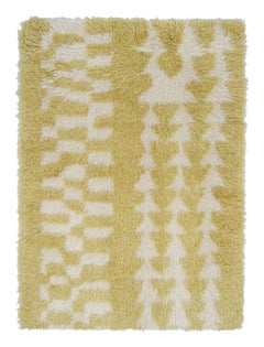 Alfombra marroquí a medida de Rug & Kilim con diseño geométrico en dorado y blanco