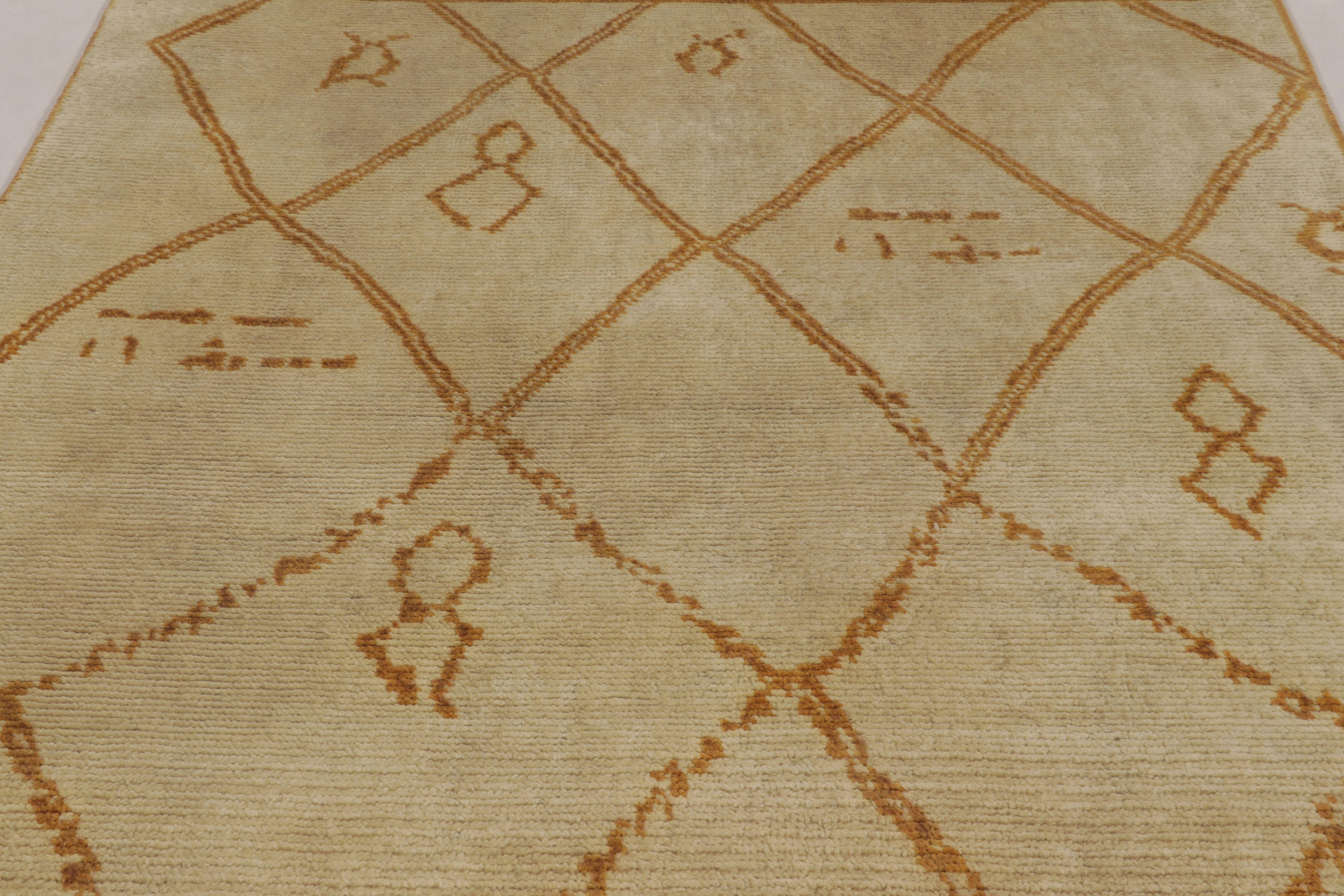 Rug & Kilim’s Moroccan-Inspired Rug, Beige with Primitivist Geometry in Rust In New Condition For Sale In Long Island City, NY