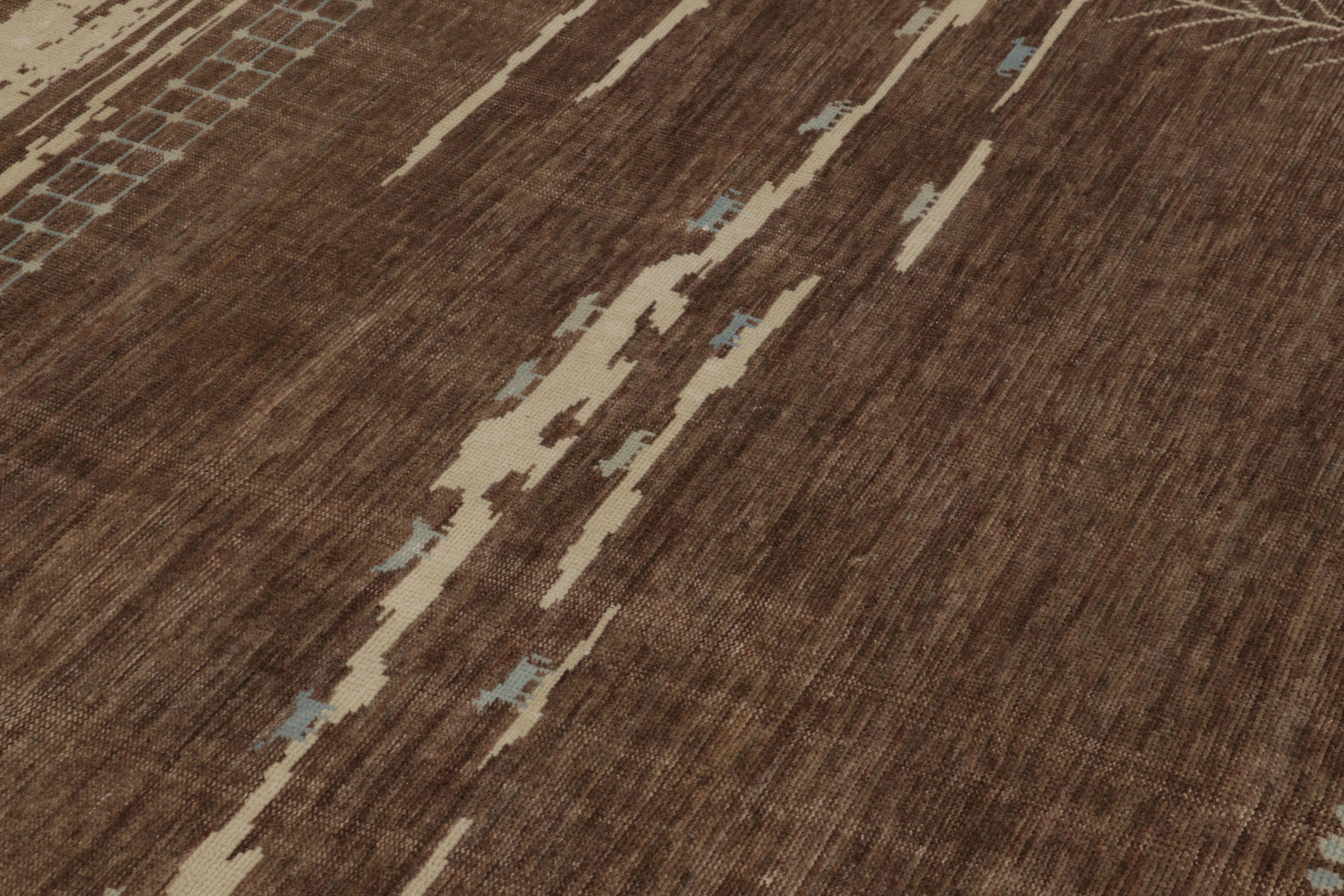 Rug & Kilim's marokkanisch inspirierter Teppich mit abstraktem Muster in Braun und Creme (Handgeknüpft) im Angebot