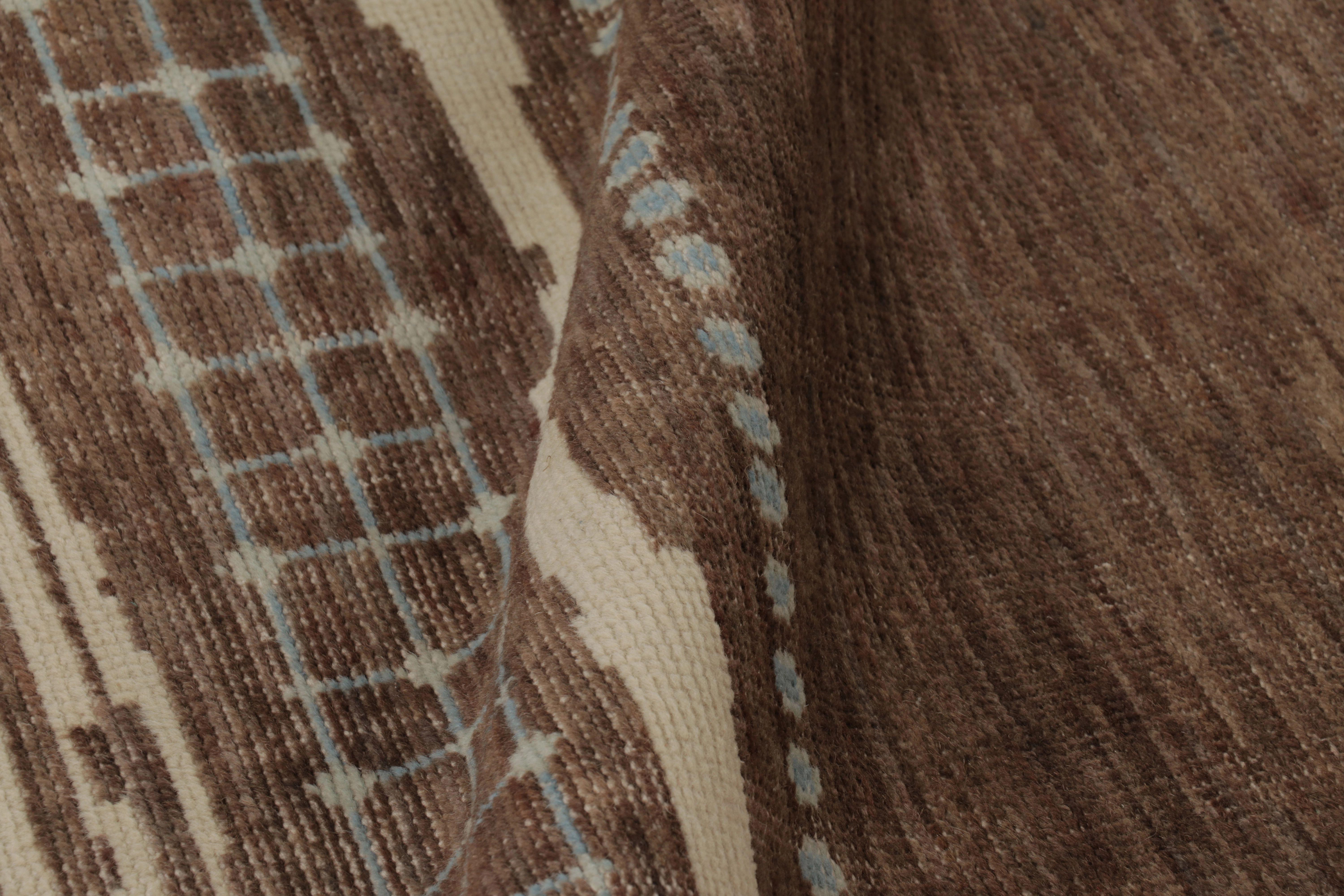 Rug & Kilim's marokkanisch inspirierter Teppich mit abstraktem Muster in Braun und Creme (Wolle) im Angebot