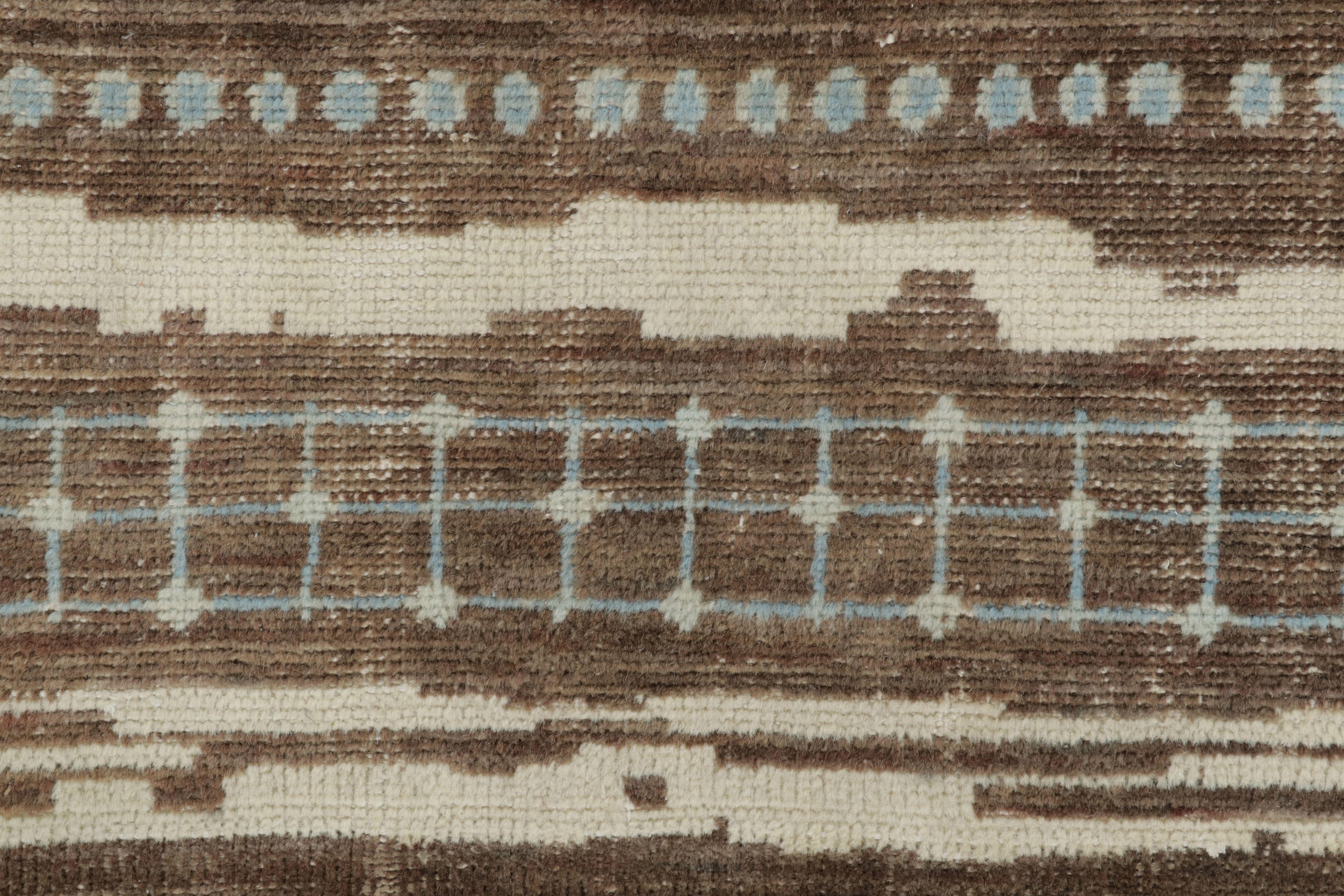 Moderno Rug & Kilim è un tappeto di ispirazione marocchina con un motivo astratto marrone sbiadito e panna in vendita