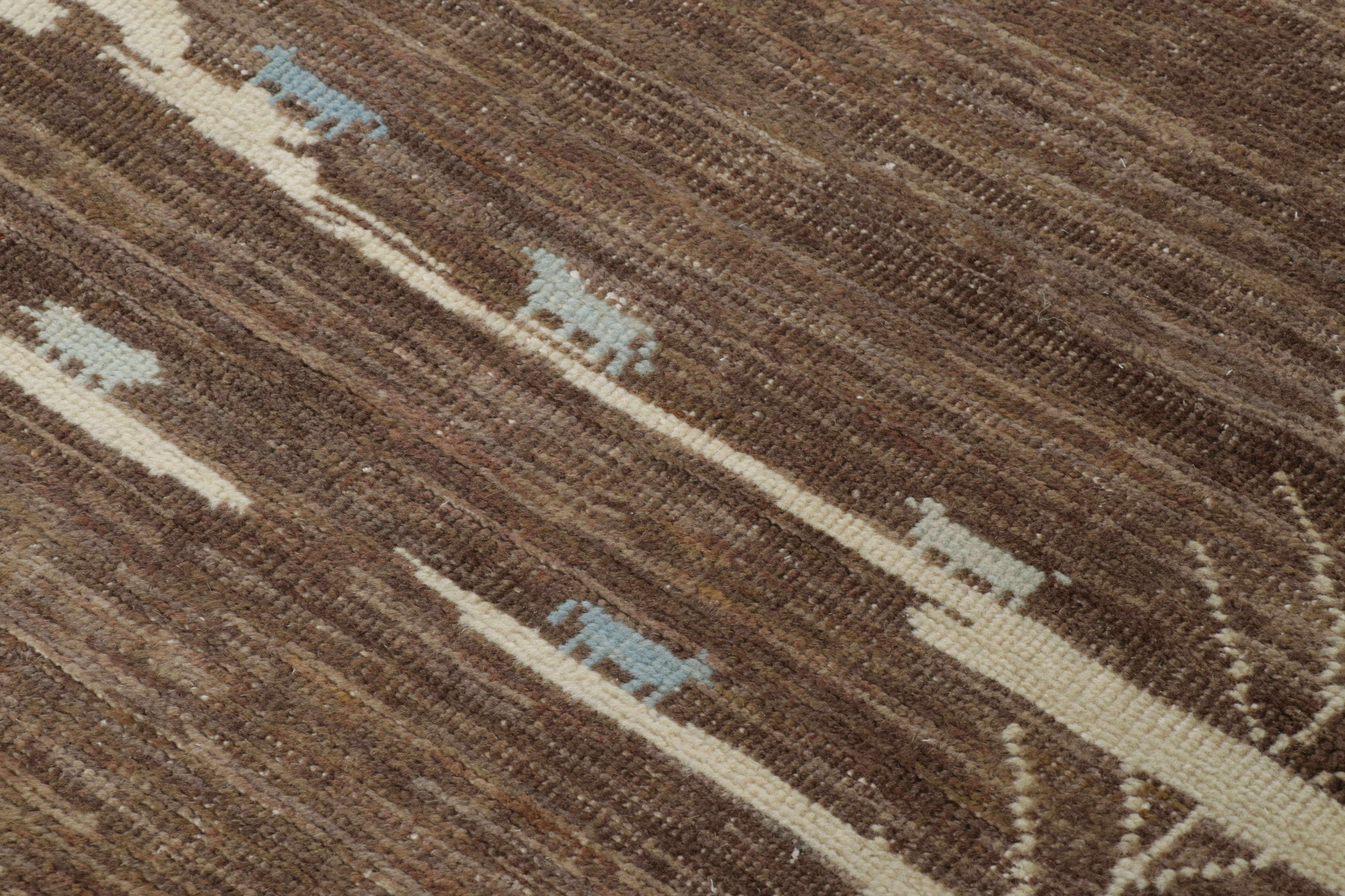 Annodato a mano Rug & Kilim è un tappeto di ispirazione marocchina con un motivo astratto marrone sbiadito e panna in vendita