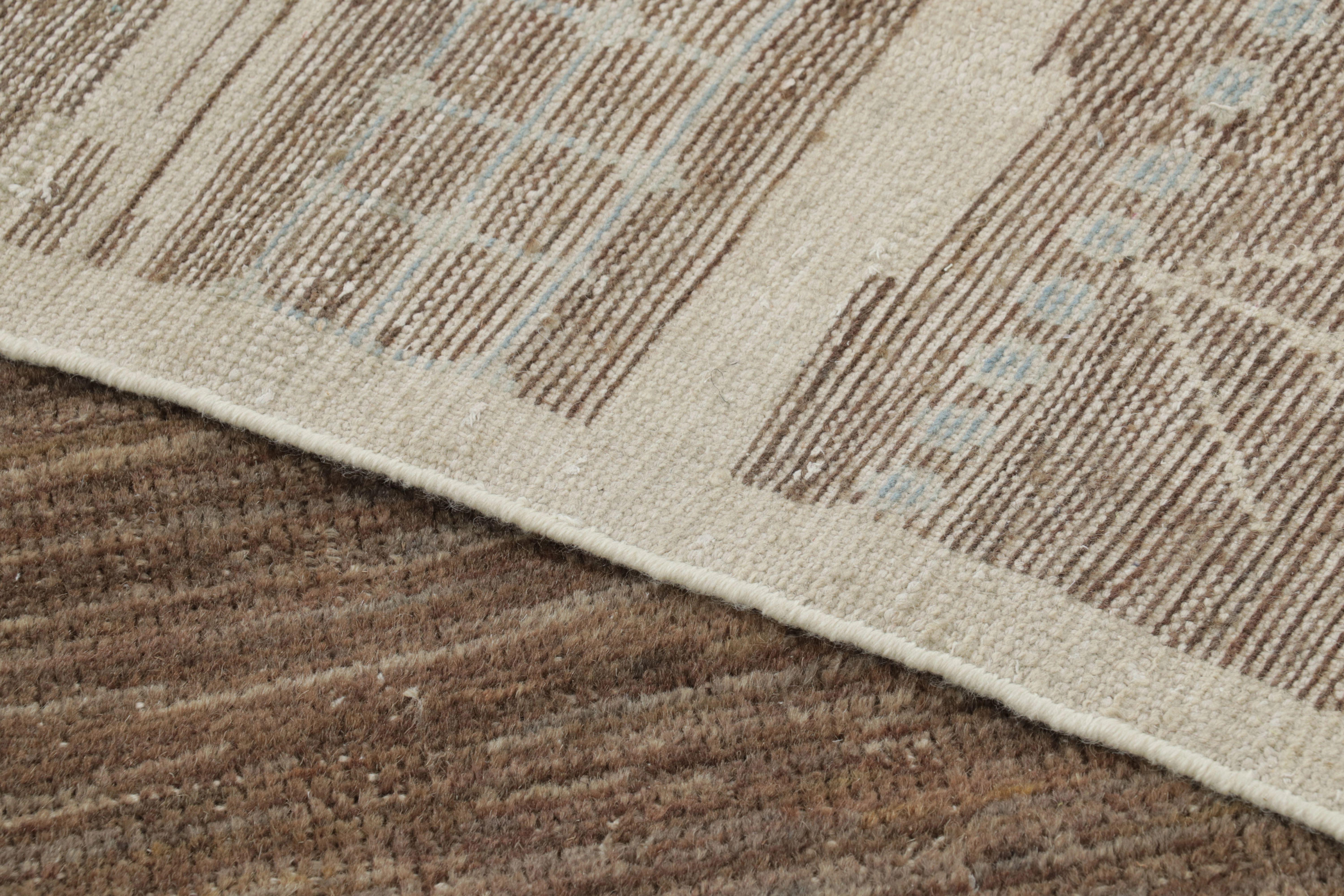 XXI secolo e contemporaneo Rug & Kilim è un tappeto di ispirazione marocchina con un motivo astratto marrone sbiadito e panna in vendita