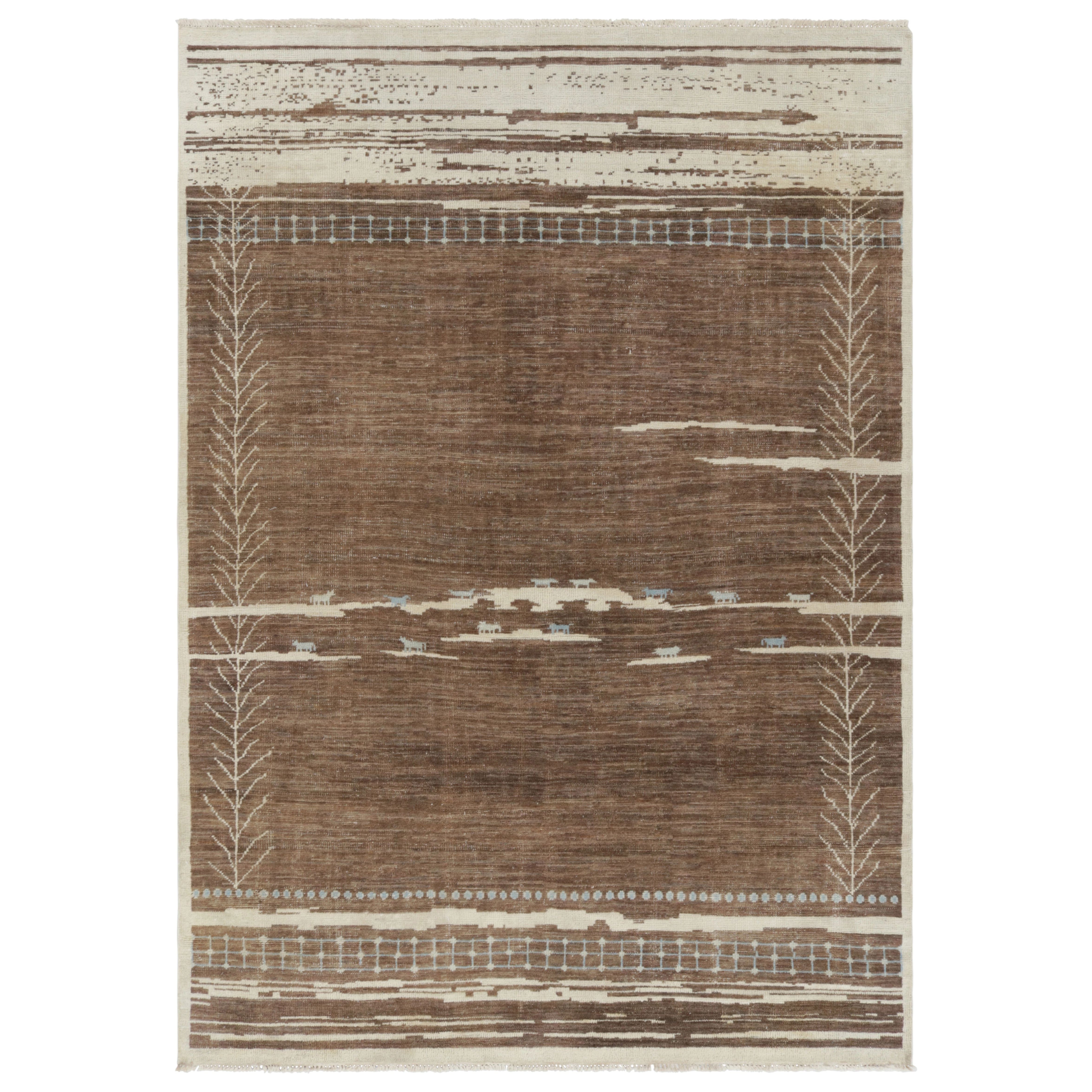 Rug & Kilim è un tappeto di ispirazione marocchina con un motivo astratto marrone sbiadito e panna