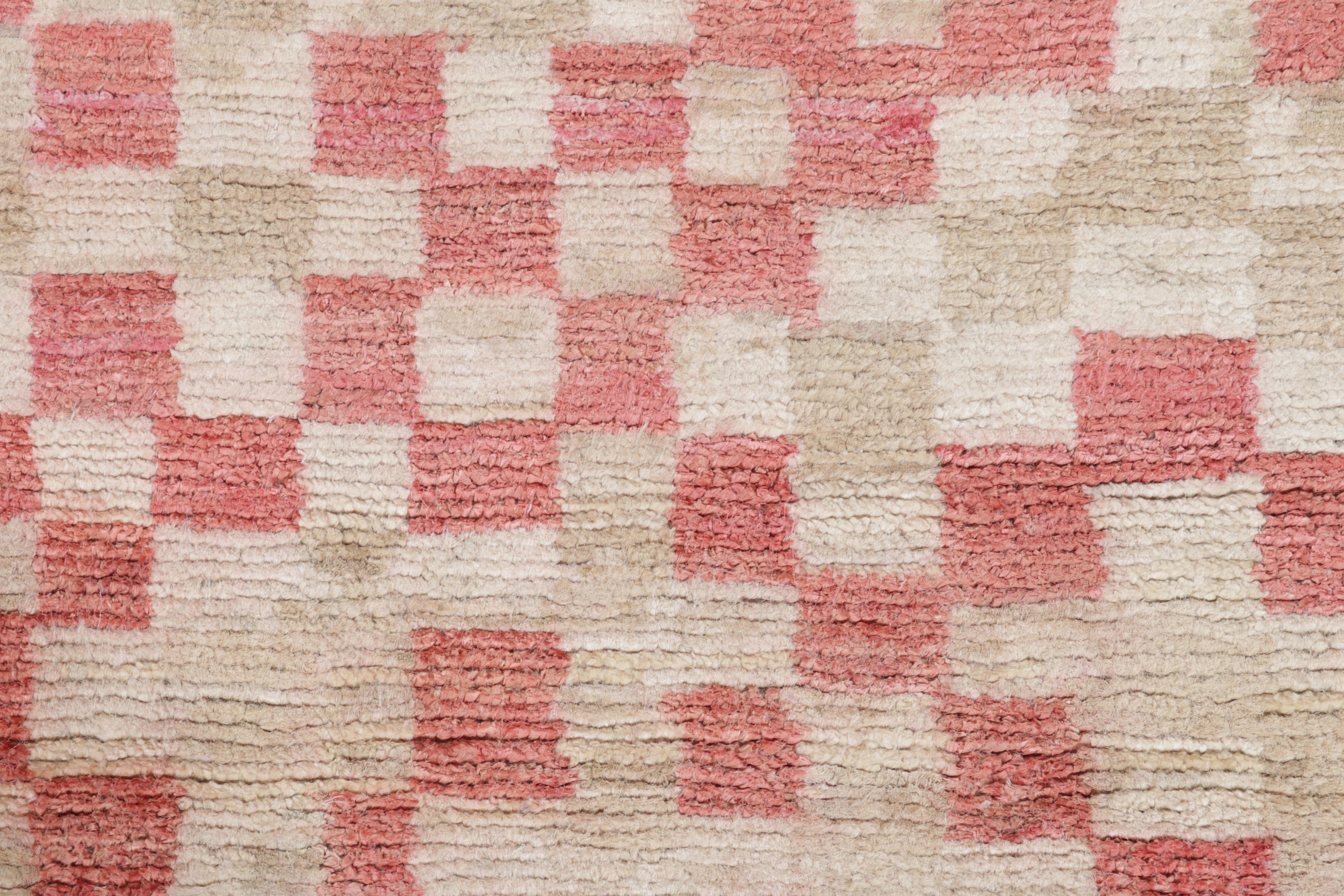 Questo magnifico tappeto astratto 8x10 della Rug & Kilim's Modern Collection è un pezzo d'ispirazione marocchina con texture pixelate, annodato a mano in una miscela di lana e seta. Il design è caratterizzato da un mosaico all-over che forma una