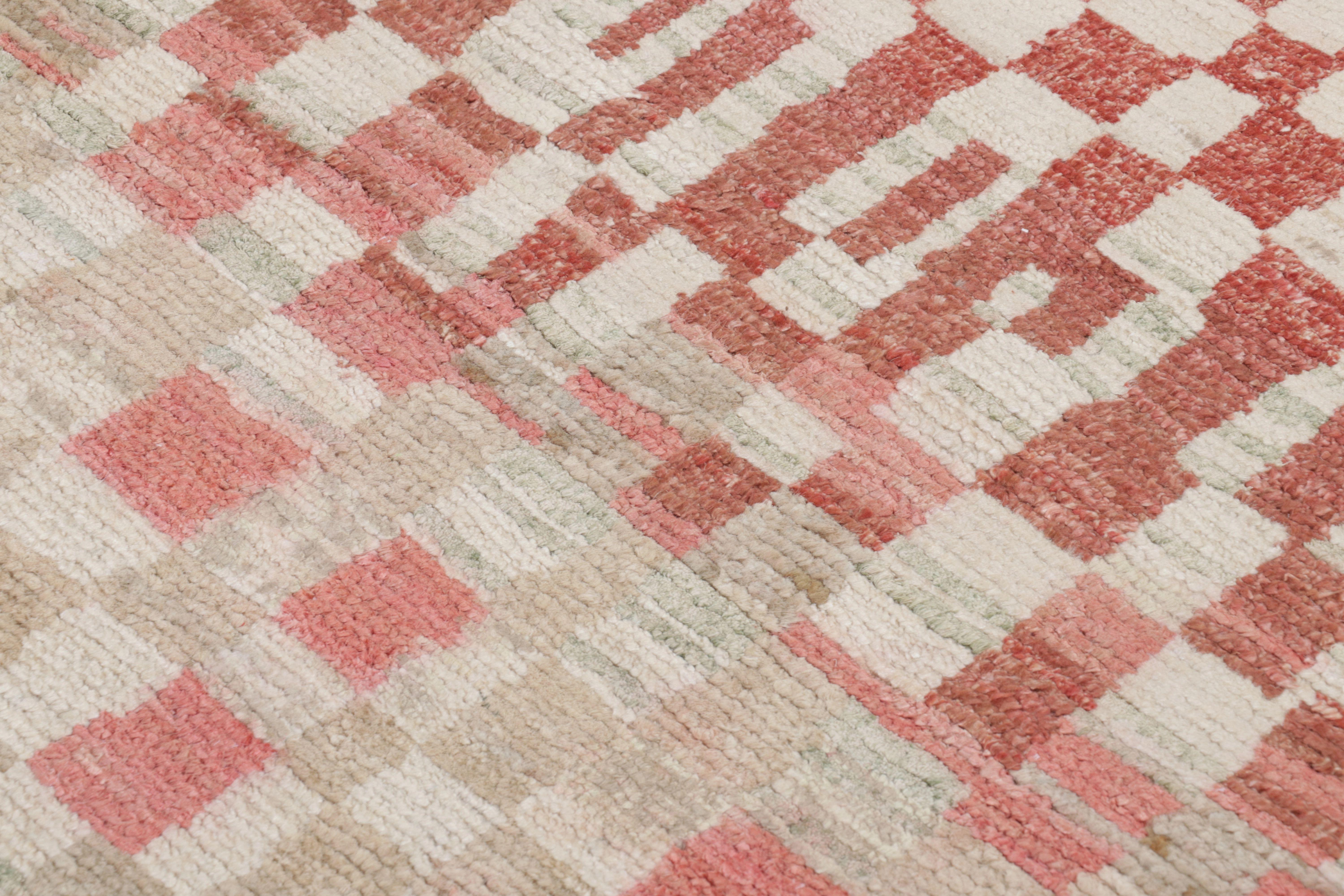 Indiano Rug & Kilim è un tappeto d'ispirazione marocchina con mosaico astratto in terracotta e beige in vendita