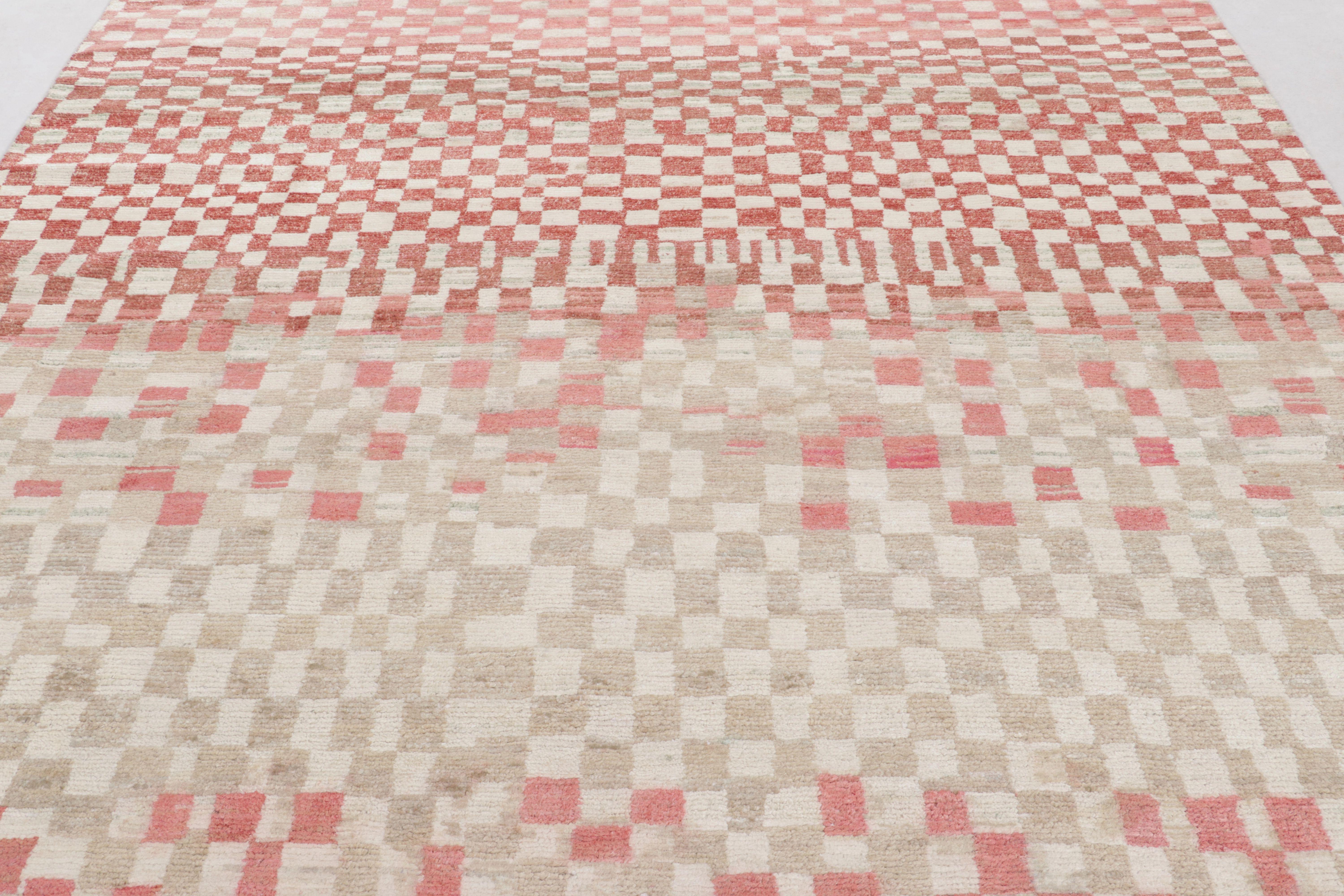 Annodato a mano Rug & Kilim è un tappeto d'ispirazione marocchina con mosaico astratto in terracotta e beige in vendita