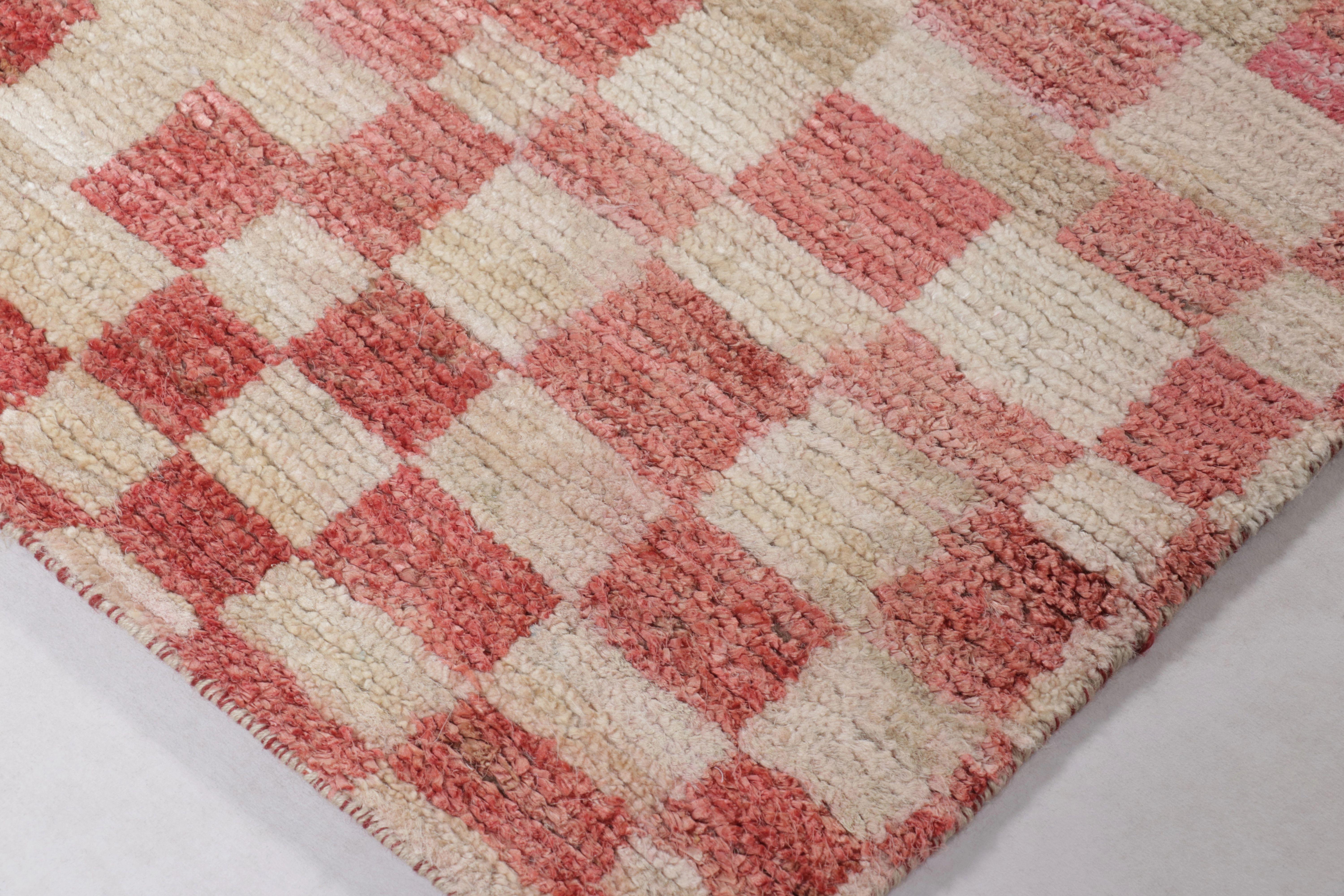 Rug & Kilim è un tappeto d'ispirazione marocchina con mosaico astratto in terracotta e beige In condizioni Nuovo in vendita a Long Island City, NY