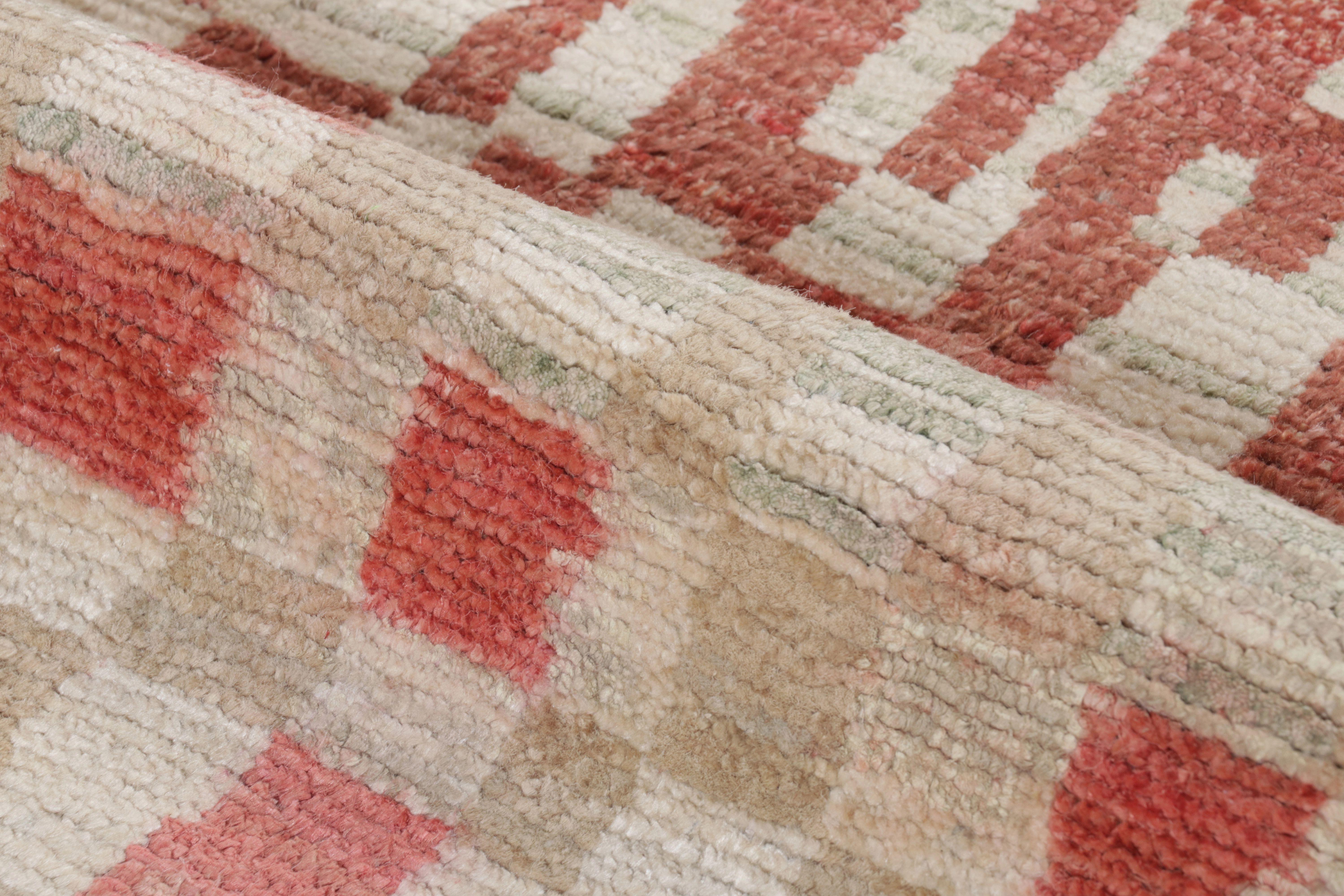 XXI secolo e contemporaneo Rug & Kilim è un tappeto d'ispirazione marocchina con mosaico astratto in terracotta e beige in vendita