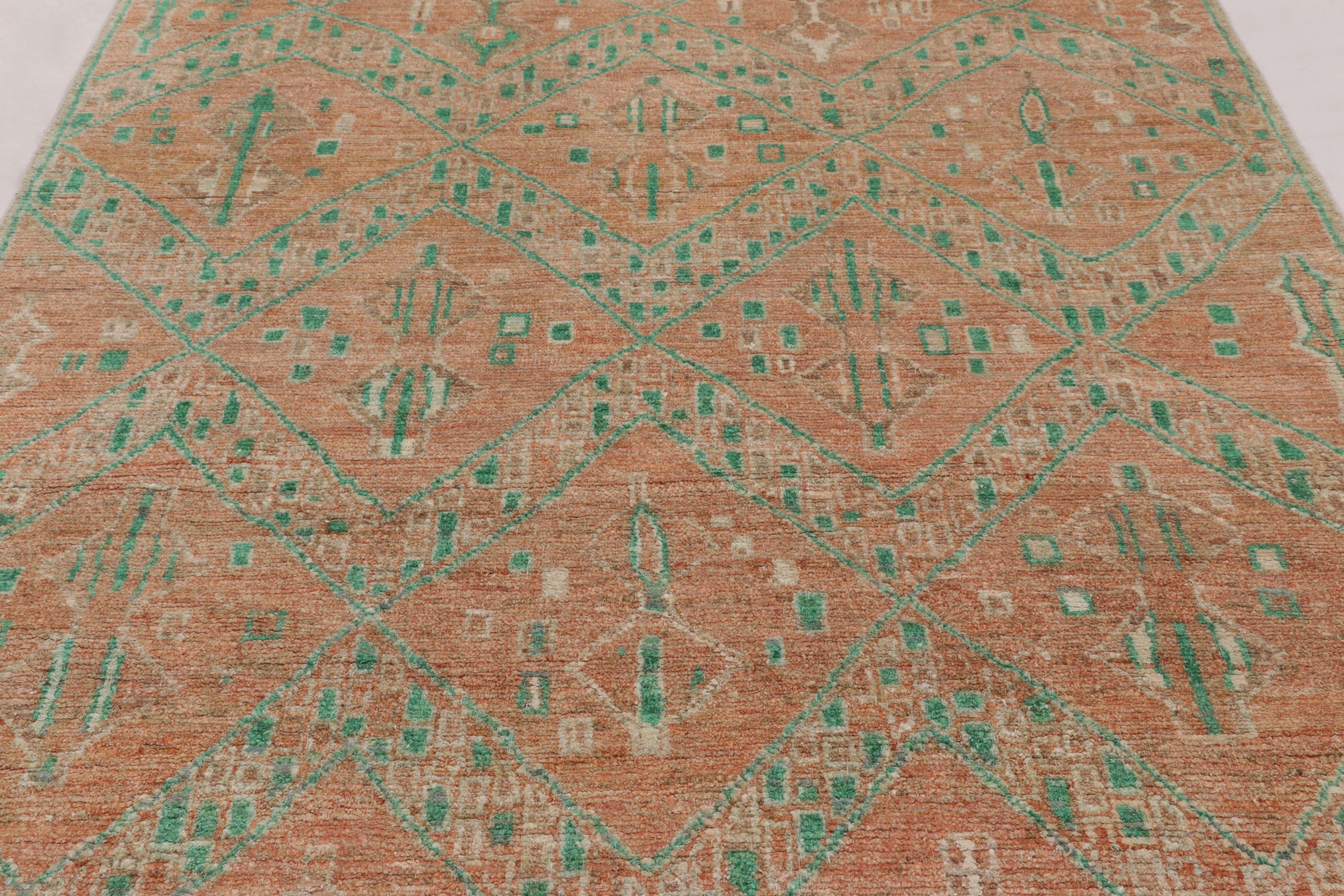 Marokkanisch inspirierter Teppich von Rug & Kilim in warmem Orange und grünem, geometrischem Muster (Handgeknüpft) im Angebot