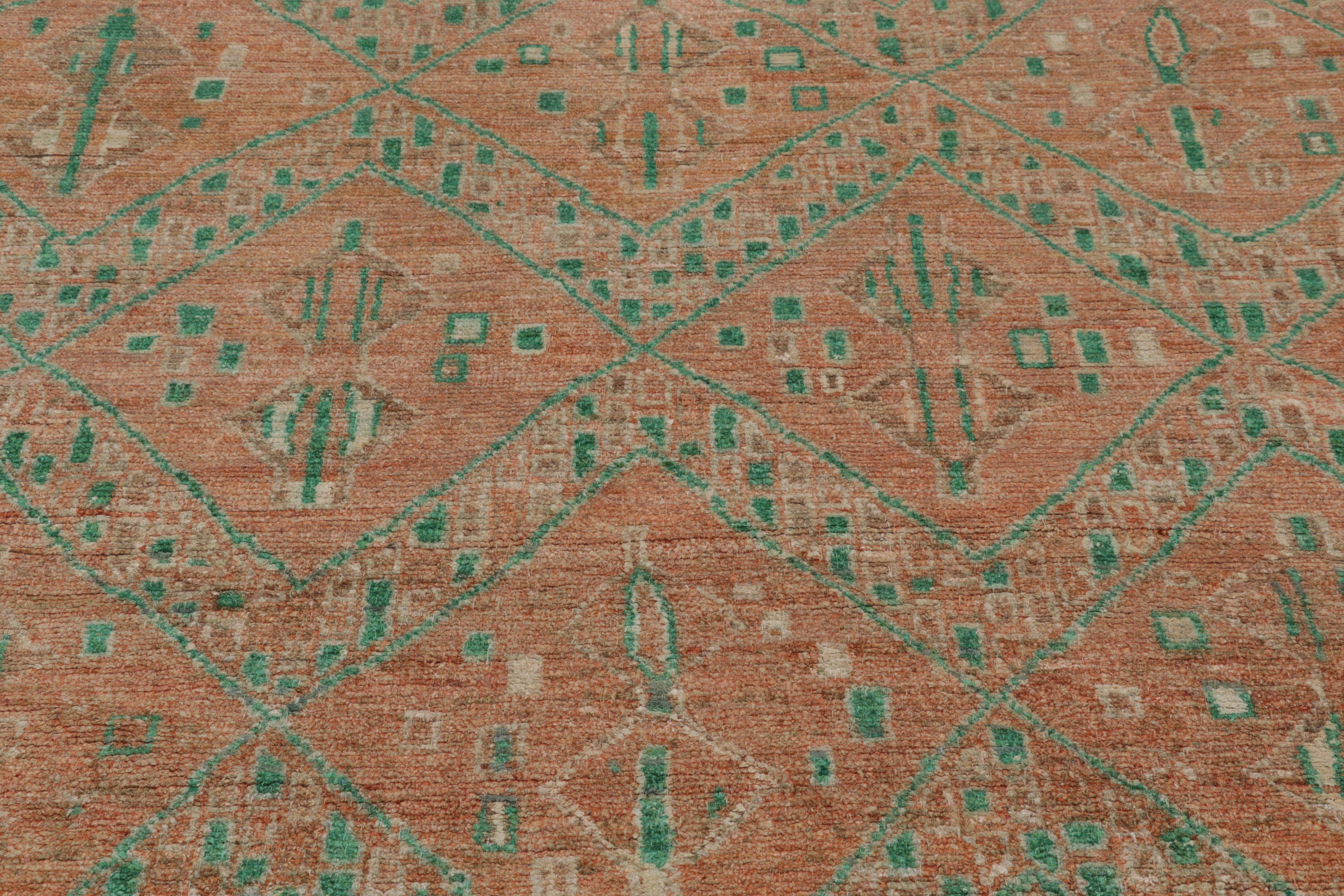 Dieser 6x9 große Teppich aus der marokkanischen Teppichkollektion von Rug & Kilim ist eine wahrhaft fesselnde Studie kinetischer Farben und abstrakter Geometrie, die den Boden in eine lebendige, strukturierte Leinwand verwandelt. Das aus