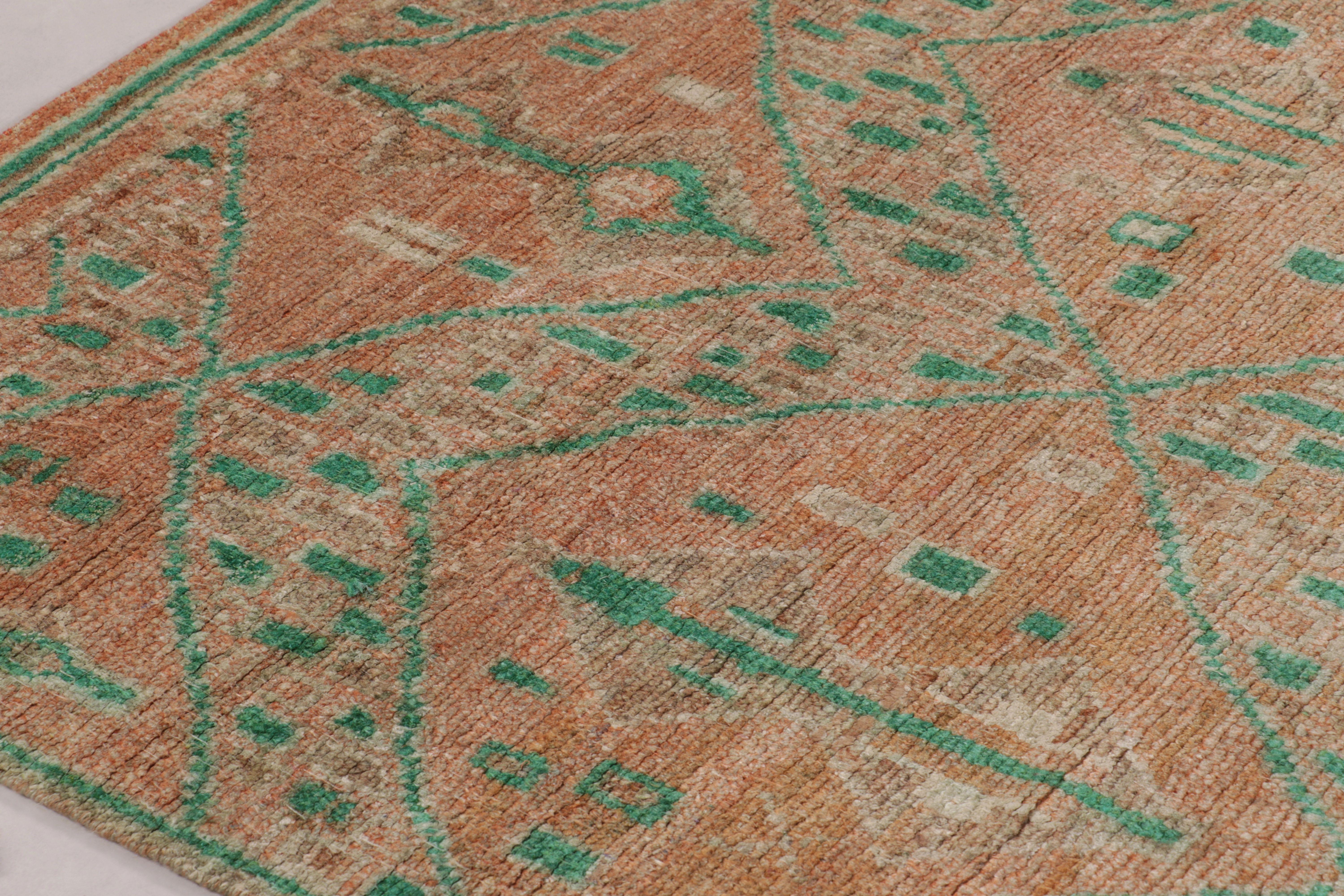 Marokkanisch inspirierter Teppich von Rug & Kilim in warmem Orange und grünem, geometrischem Muster (Stammeskunst) im Angebot