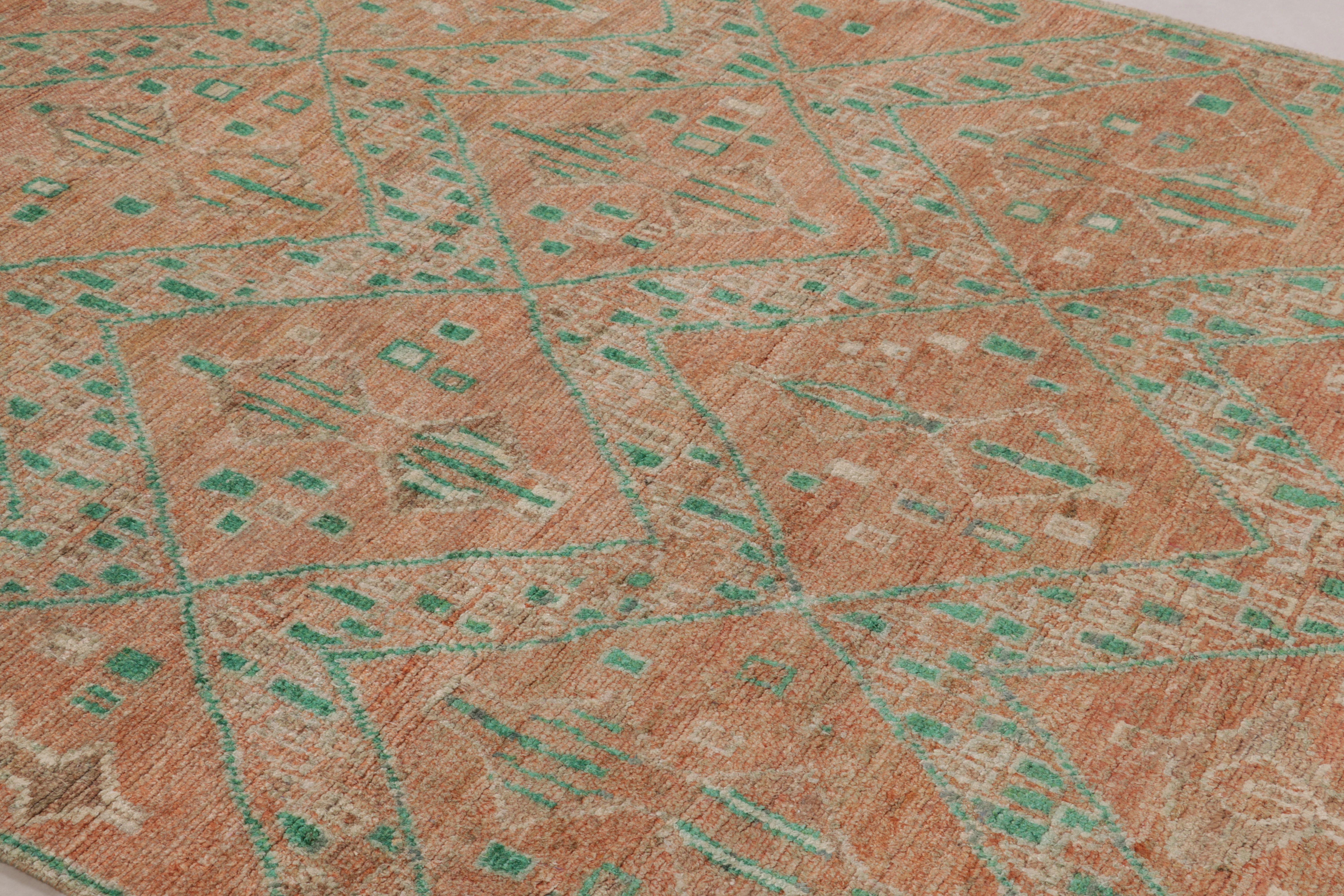 Marokkanisch inspirierter Teppich von Rug & Kilim in warmem Orange und grünem, geometrischem Muster (Indisch) im Angebot