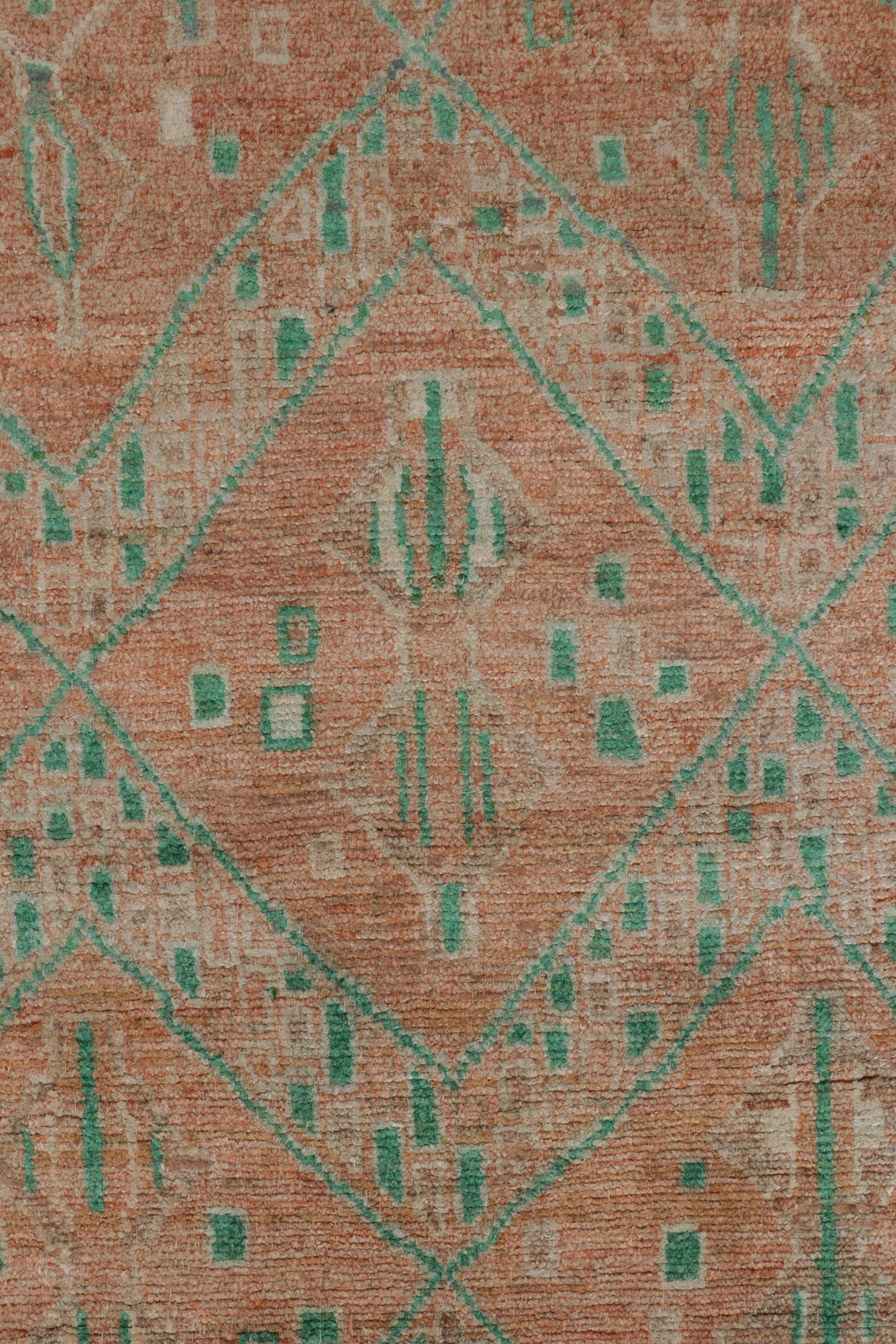 Marokkanisch inspirierter Teppich von Rug & Kilim in warmem Orange und grünem, geometrischem Muster im Zustand „Neu“ im Angebot in Long Island City, NY