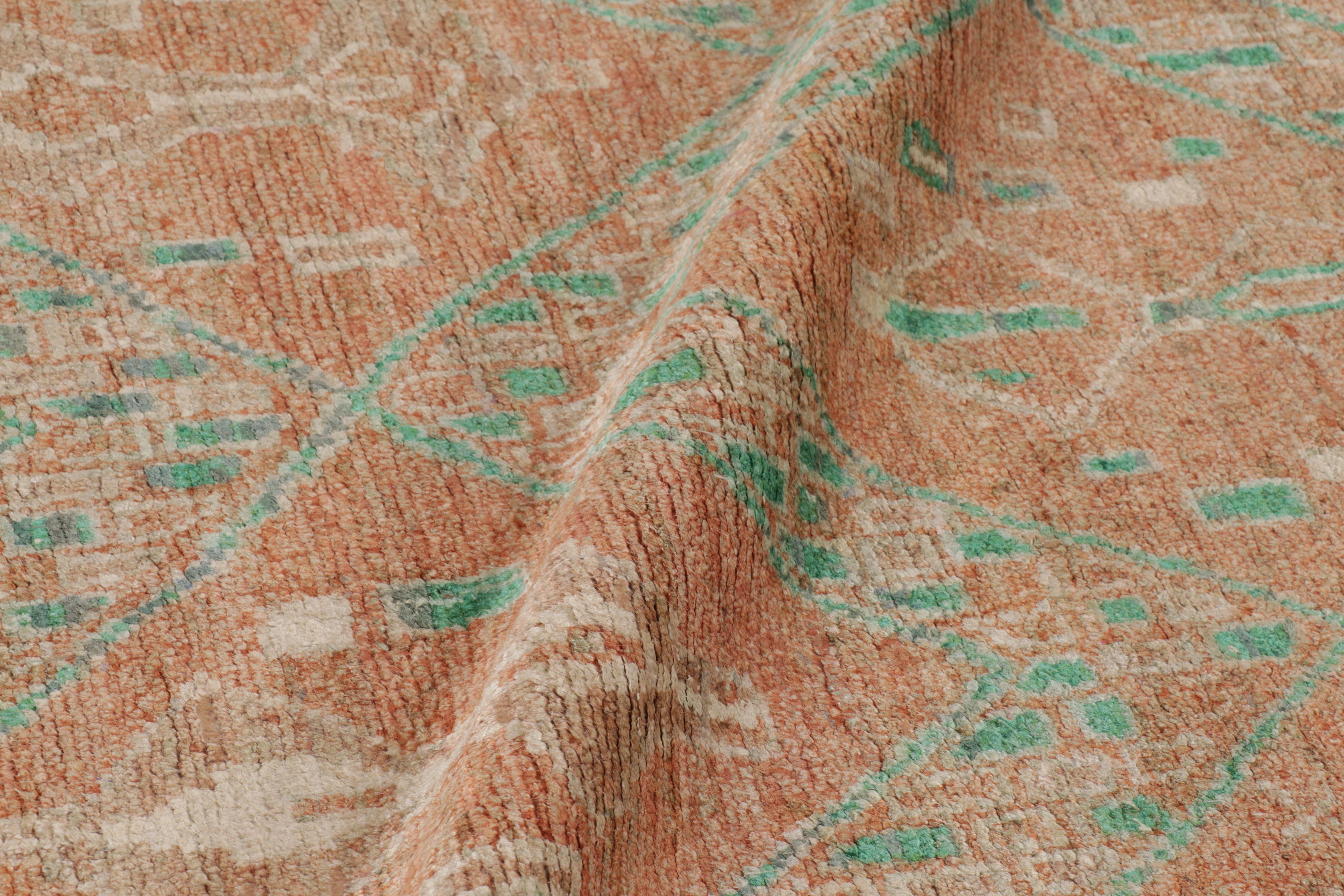 Marokkanisch inspirierter Teppich von Rug & Kilim in warmem Orange und grünem, geometrischem Muster (21. Jahrhundert und zeitgenössisch) im Angebot