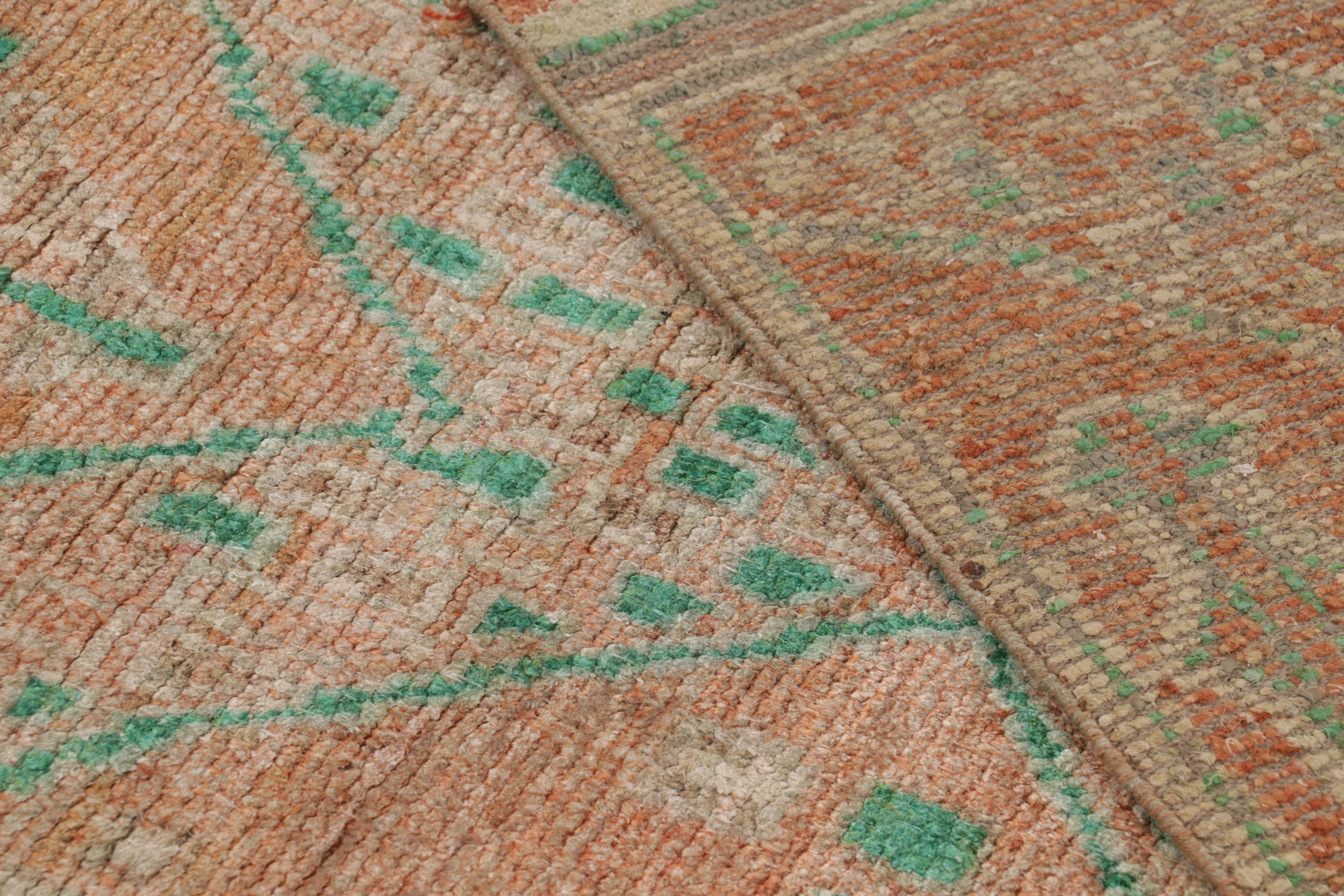 Marokkanisch inspirierter Teppich von Rug & Kilim in warmem Orange und grünem, geometrischem Muster (Wolle) im Angebot