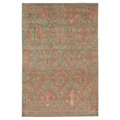 Rug & Kilim è un tappeto d'ispirazione marocchina con un motivo geometrico arancione e verde caldo