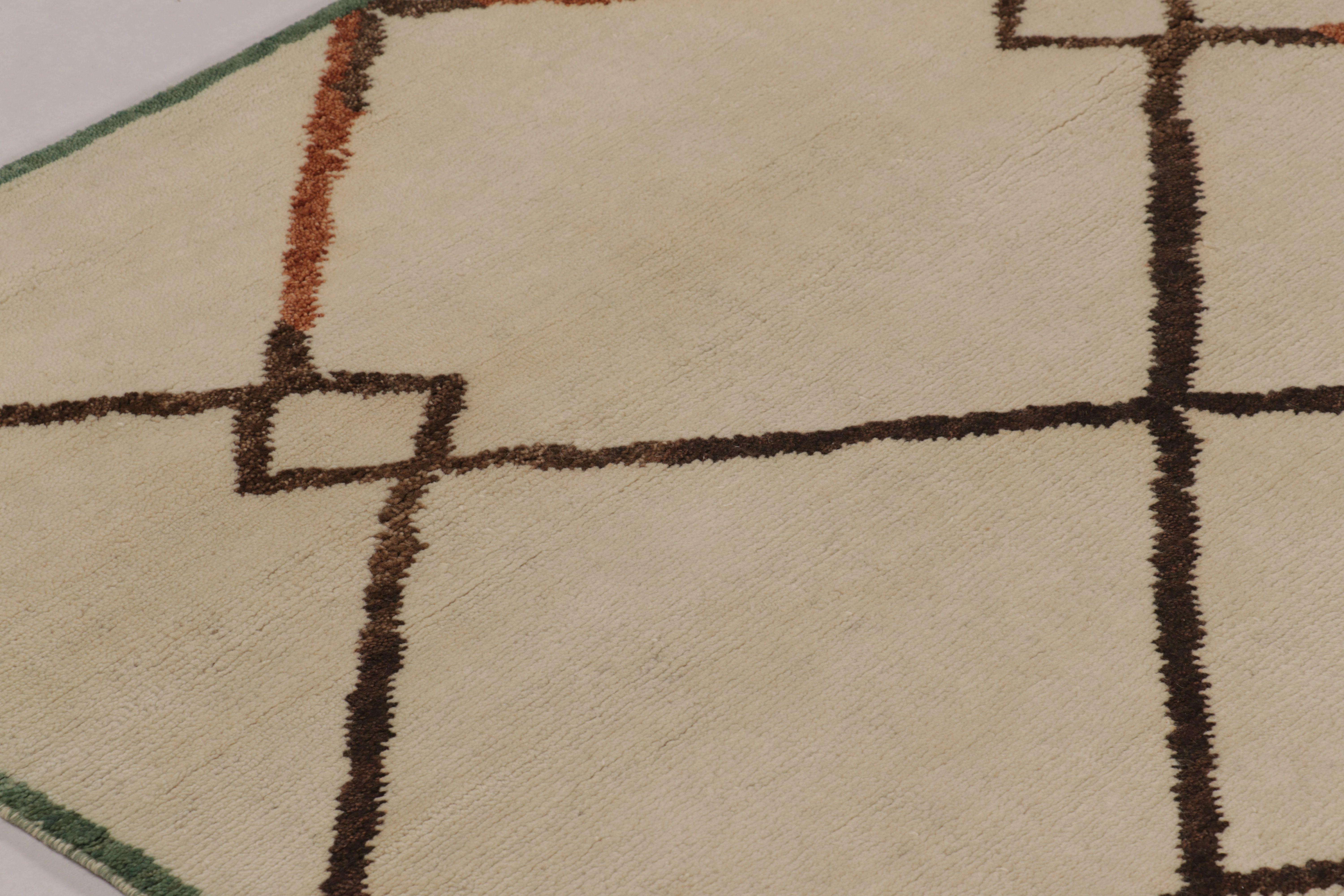 Questo magnifico tappeto 9x12 della Rug & Kilim's Moroccan Collection è una nuova e audace opera d'arte, annodata a mano in lana pregiata. Il design è caratterizzato da un ampio reticolo di diamanti con simboli astratti sparsi, resi in una tavolozza