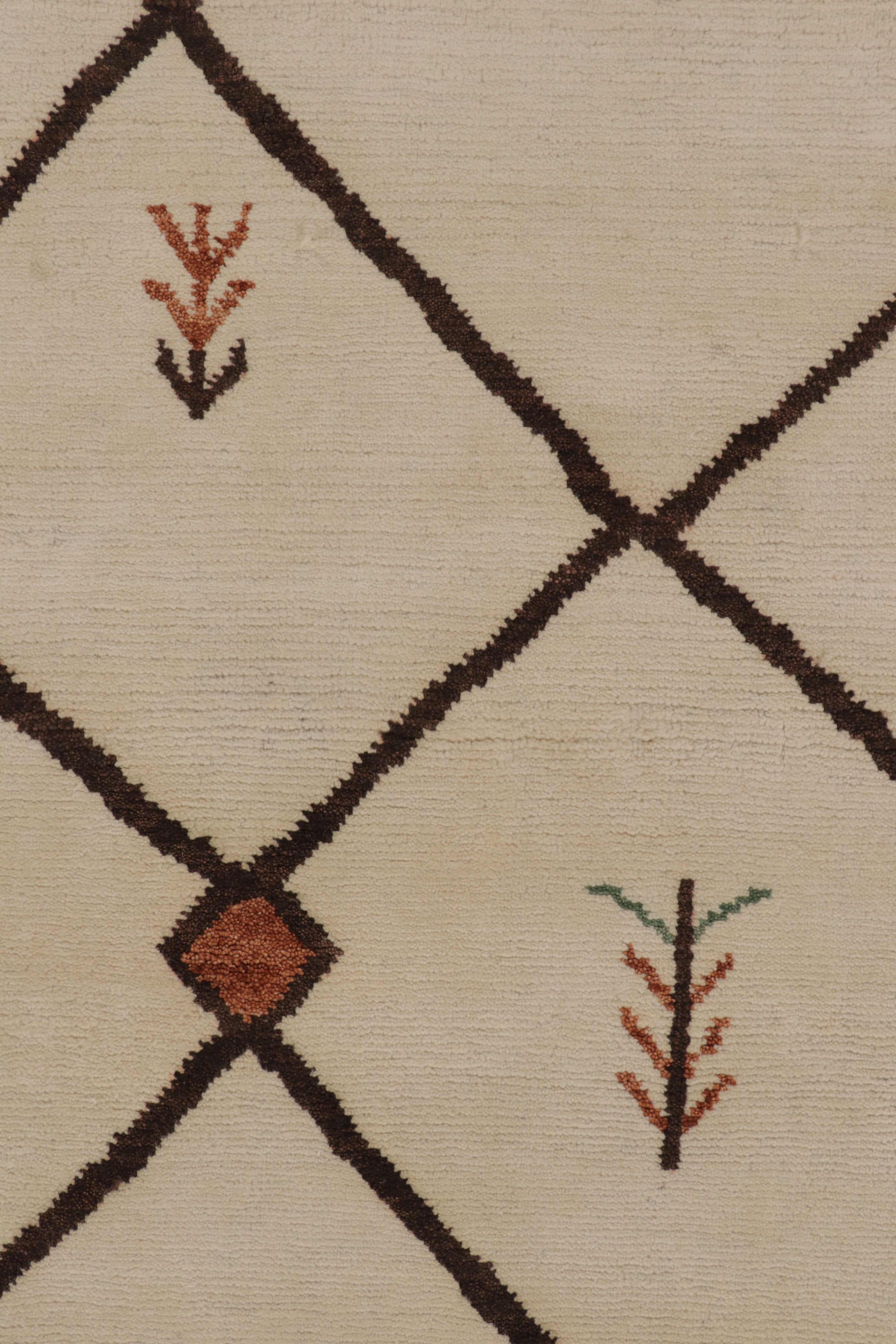 Annodato a mano Rug & Kilim - Tappeto di ispirazione marocchina, avorio e marrone con reticolo tribale in vendita