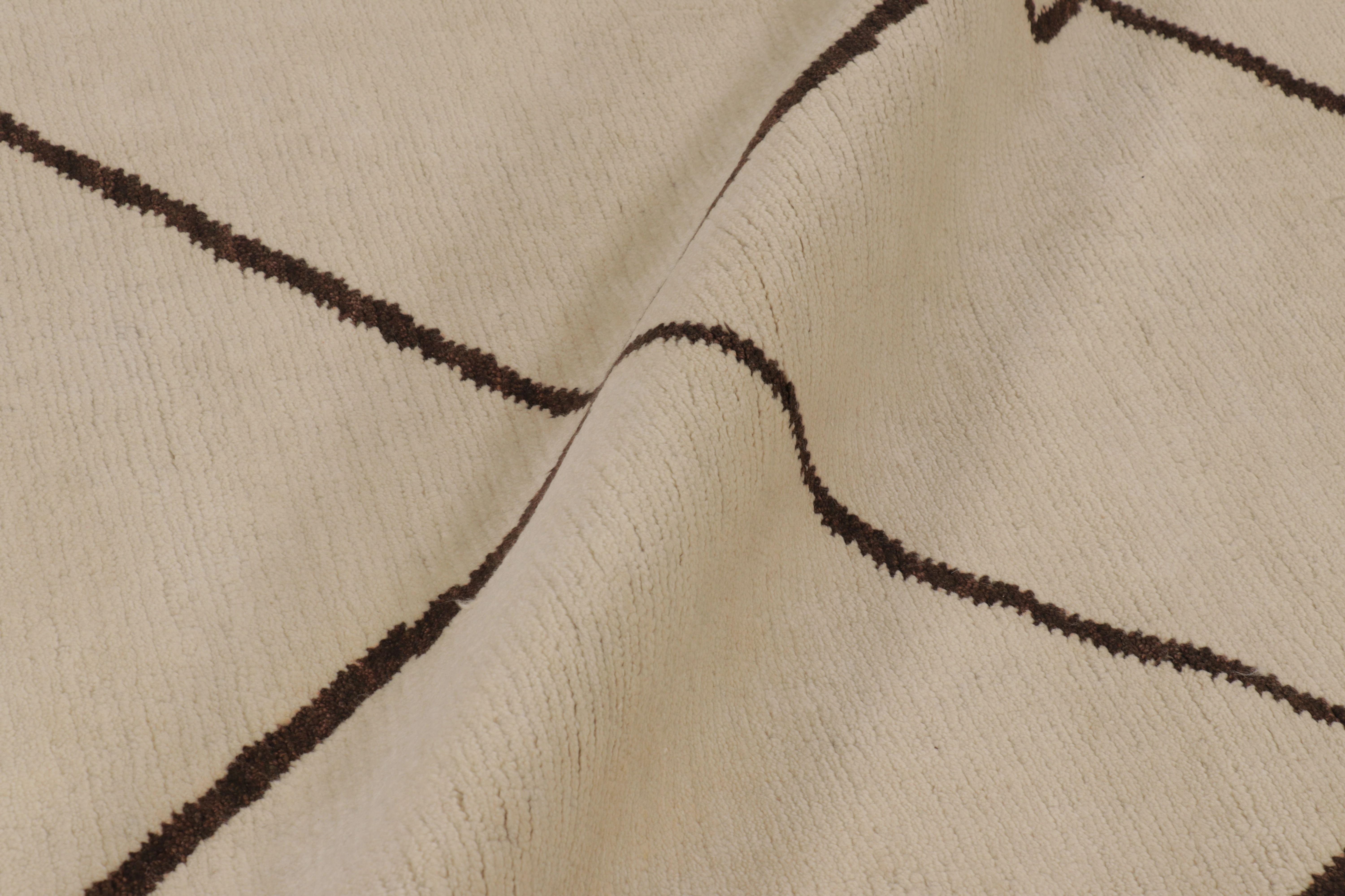 XXI secolo e contemporaneo Rug & Kilim - Tappeto di ispirazione marocchina, avorio e marrone con reticolo tribale in vendita