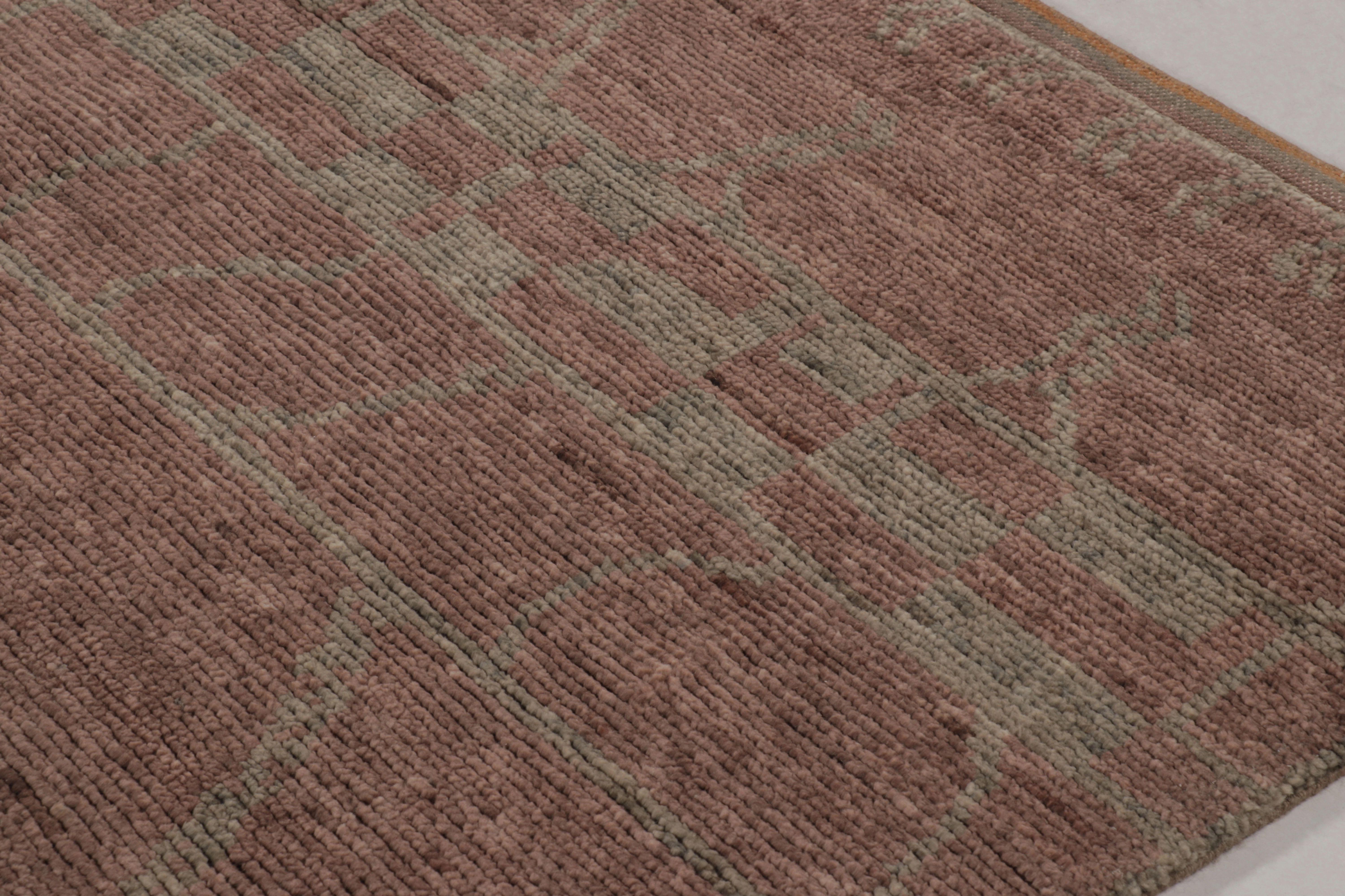 Dieser prächtige Teppich 9x12 aus der Moroccan Collection'S von Rug & Kilim ist ein mächtiges Kunstwerk aus handgeknüpfter Wolle. Das Design zeichnet sich durch ein kühnes, zentrales Rautengitter aus, das von komplexen horizontalen Bändern mit