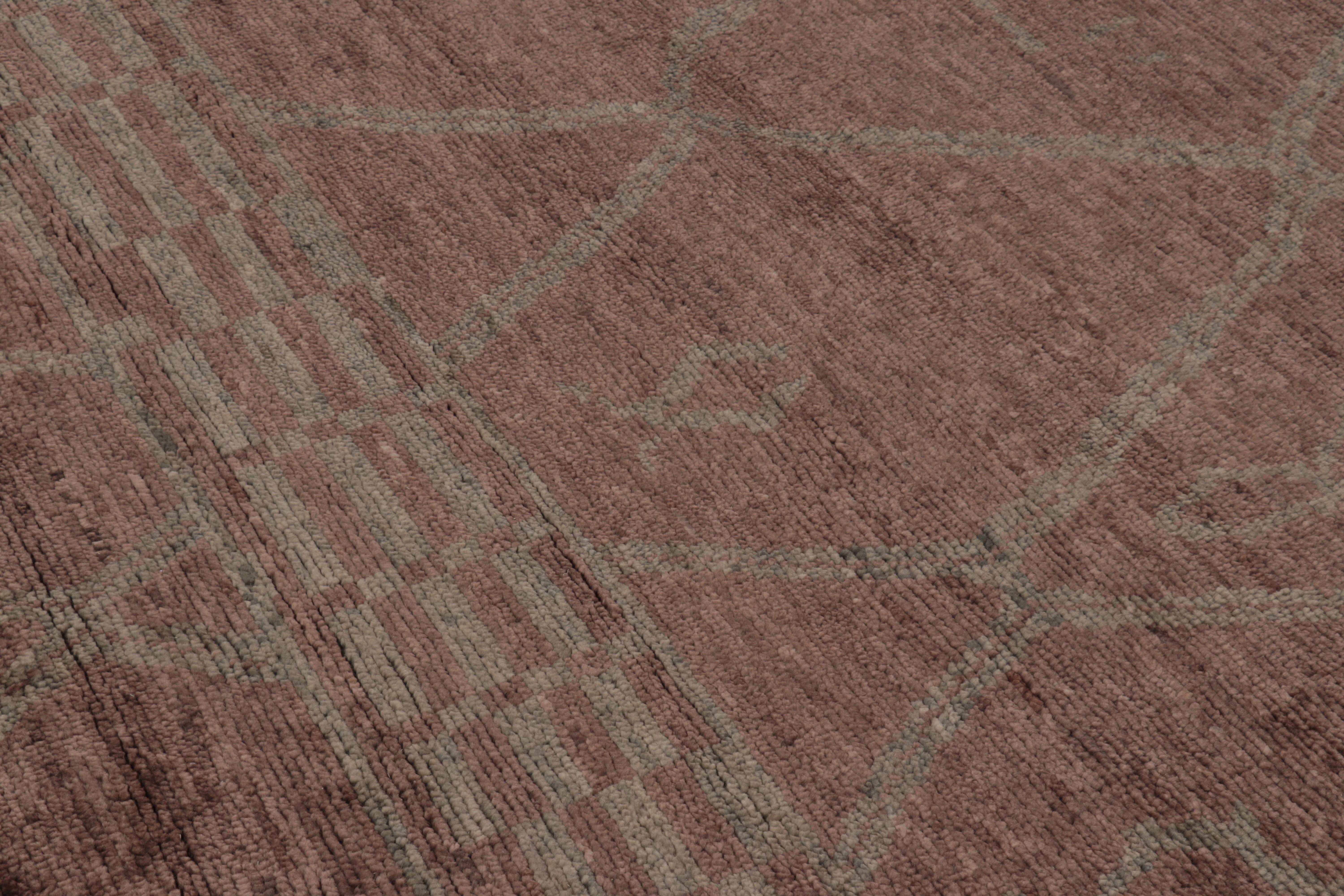 Marokkanisch inspirierter Teppich von Rug & Kilim, mauve und grau mit Tribal-Gitter (Indisch) im Angebot