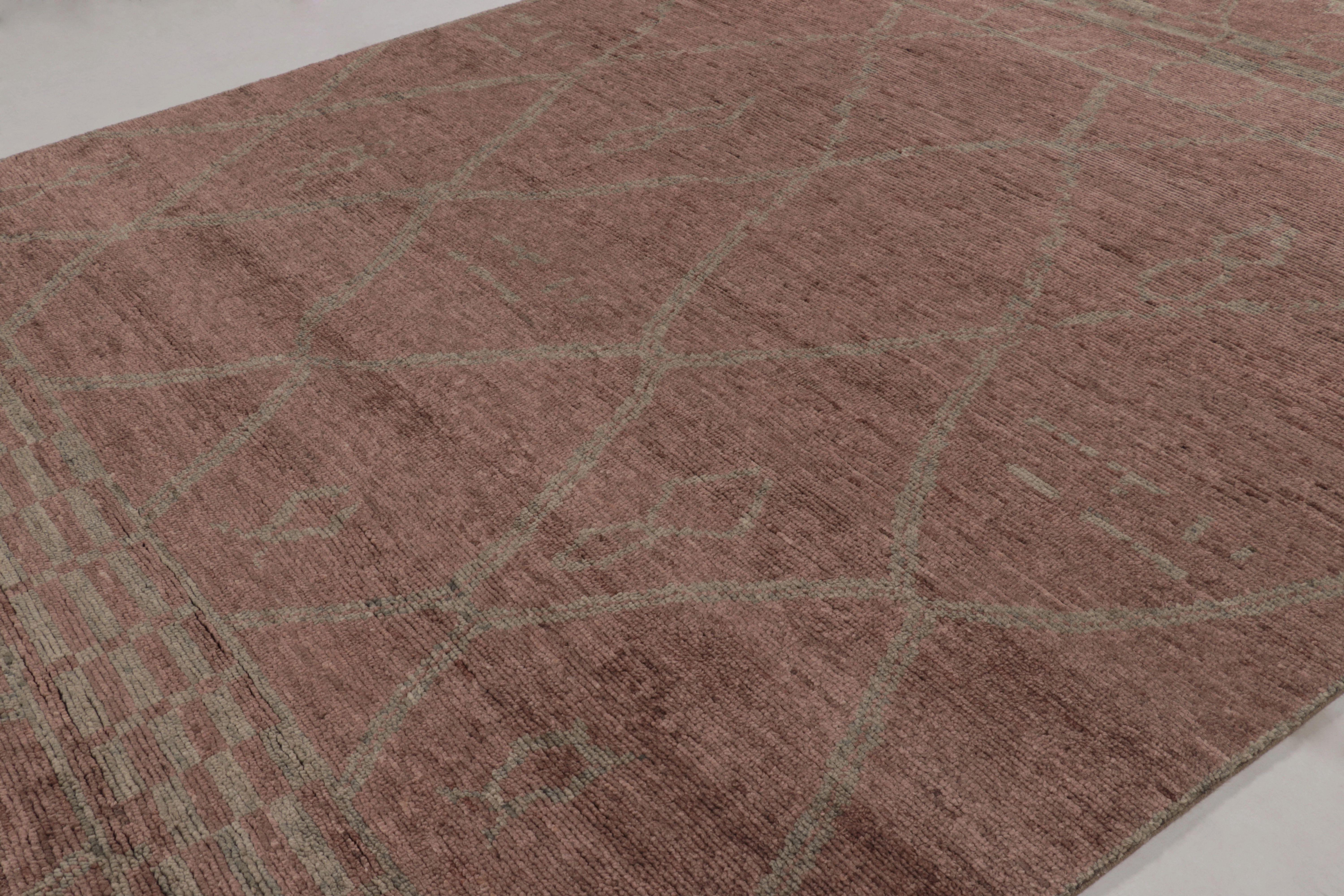 Marokkanisch inspirierter Teppich von Rug & Kilim, mauve und grau mit Tribal-Gitter im Zustand „Neu“ im Angebot in Long Island City, NY