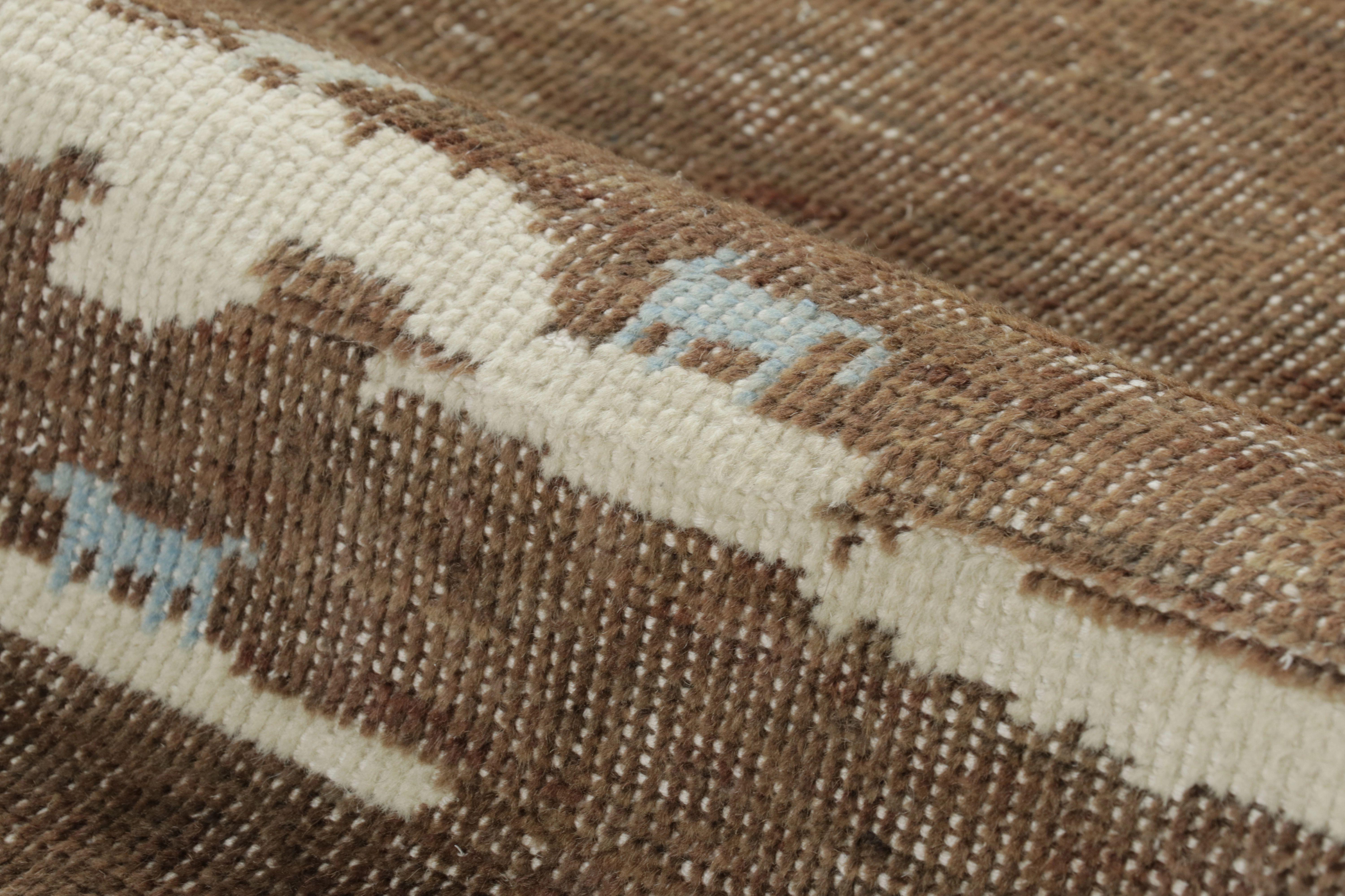 Annodato a mano Rug & Kilim è un tappeto di ispirazione marocchina, con geometria primitivista marrone e crema. in vendita