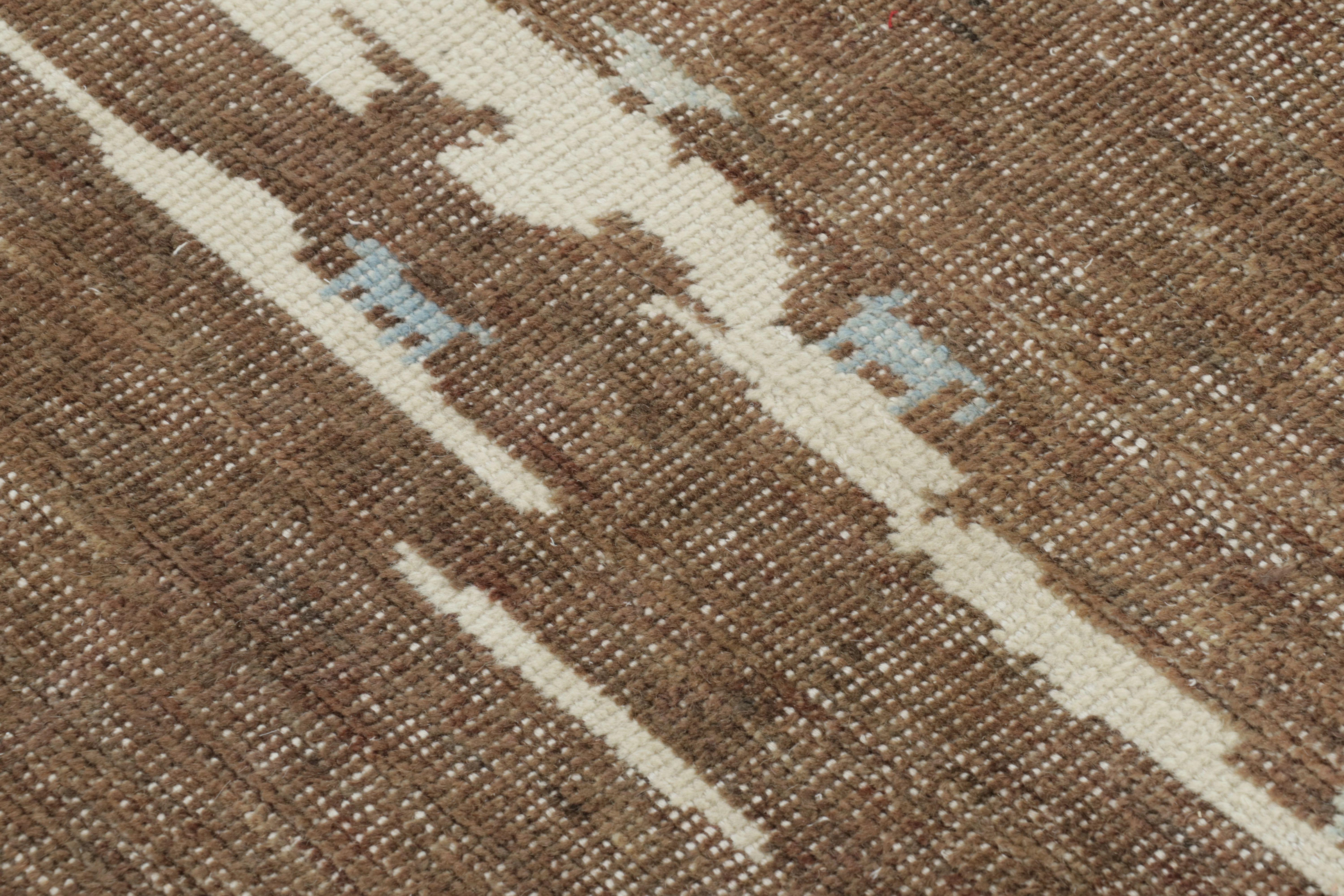 Rug & Kilim è un tappeto di ispirazione marocchina, con geometria primitivista marrone e crema. In condizioni Nuovo in vendita a Long Island City, NY