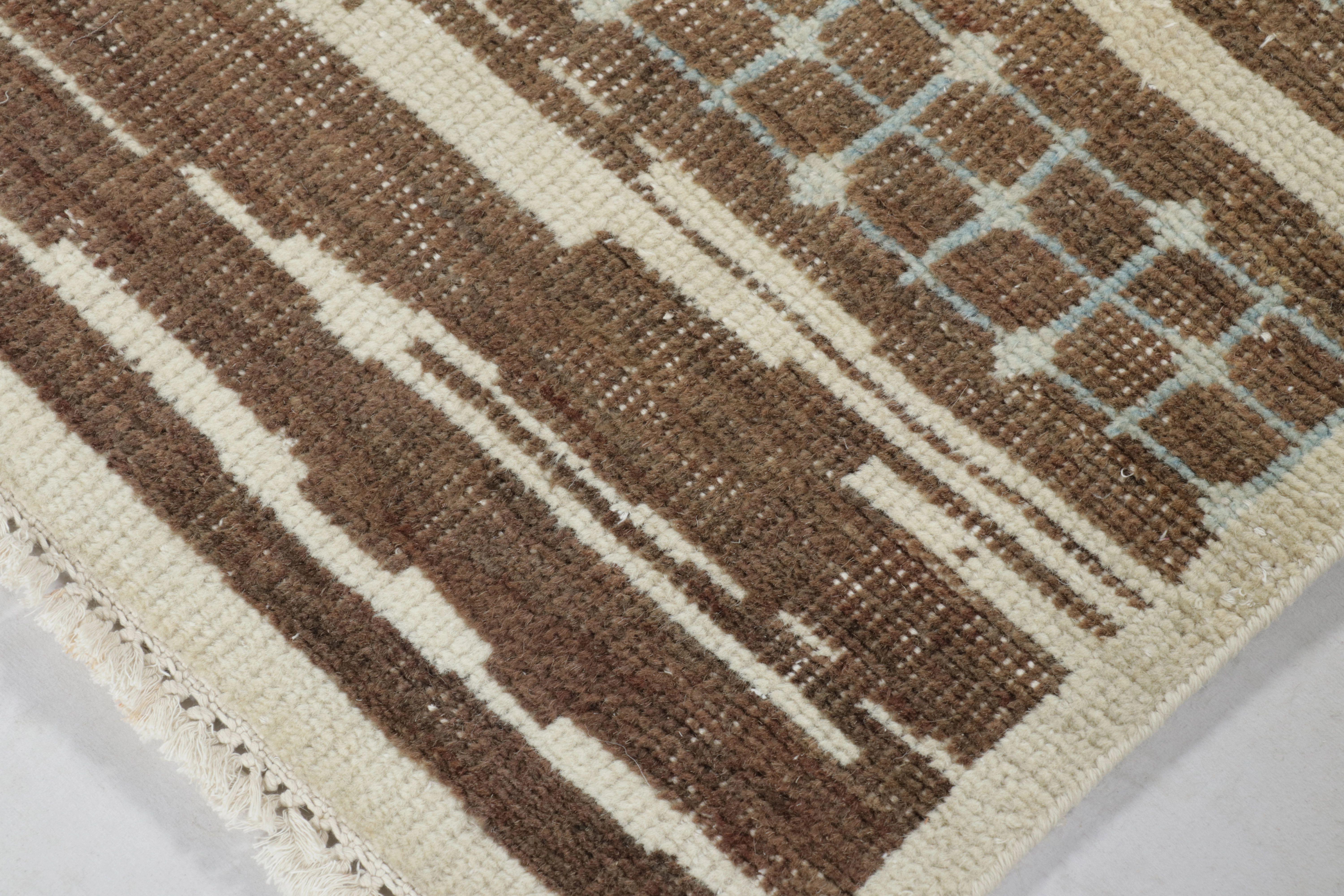 XXI secolo e contemporaneo Rug & Kilim è un tappeto di ispirazione marocchina, con geometria primitivista marrone e crema. in vendita