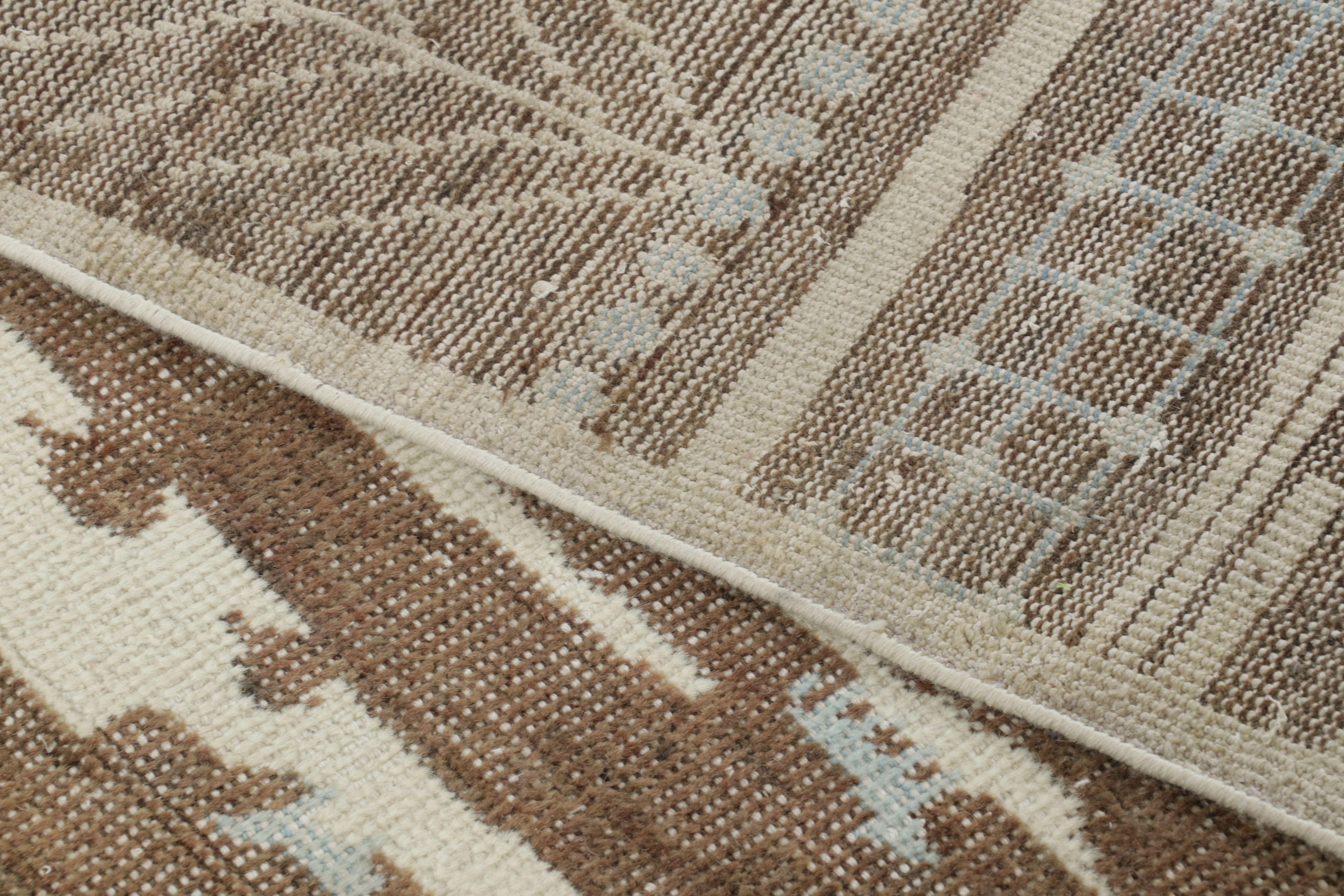 Lana Rug & Kilim è un tappeto di ispirazione marocchina, con geometria primitivista marrone e crema. in vendita