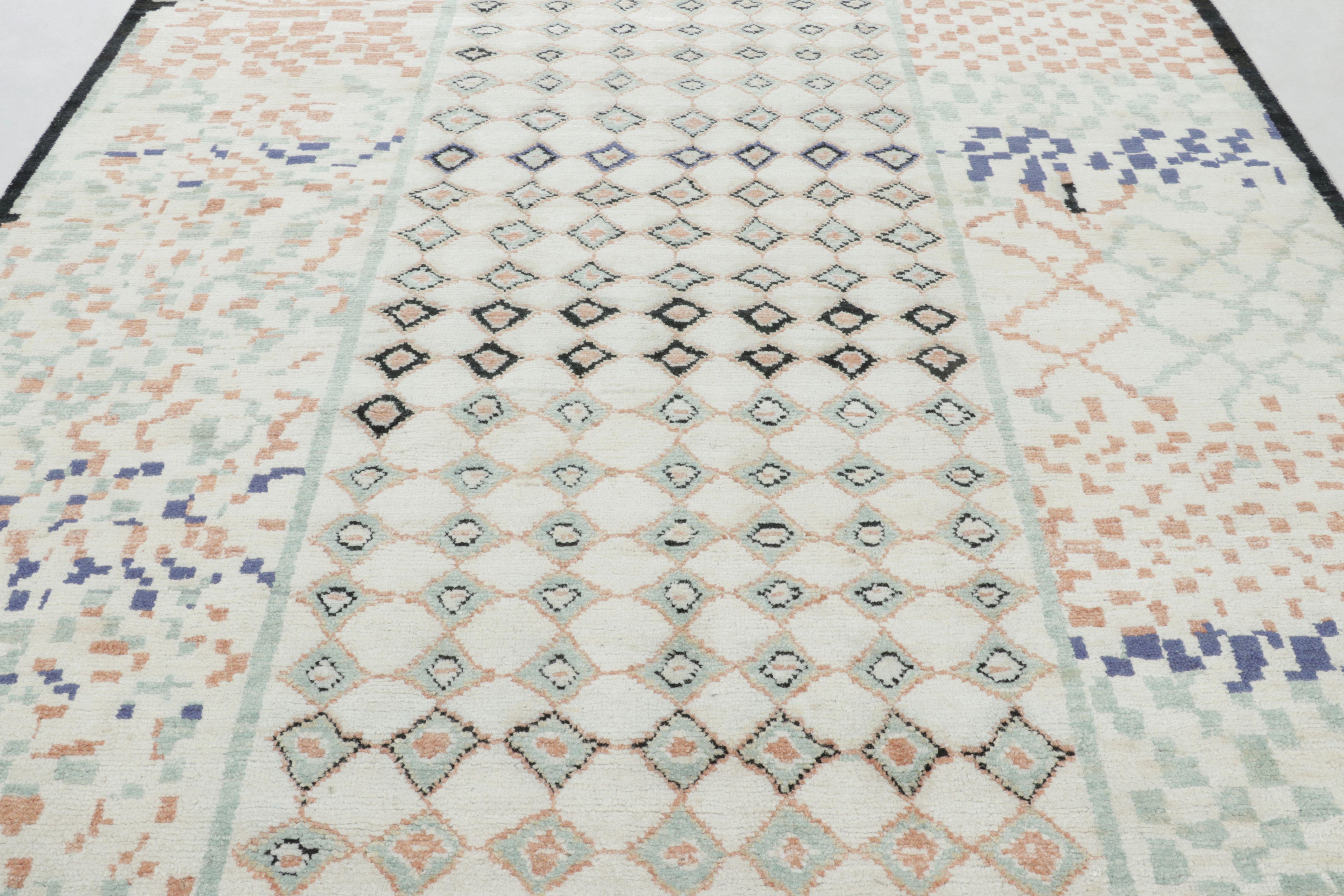 Questo magnifico tappeto astratto 8x10 della Rug & Kilim's Moroccan Collection è una nuova e audace opera d'arte, annodata a mano in una lussuosa miscela di lana e seta mai vista prima in tappeti marocchini vintage e antichi come quelli che hanno