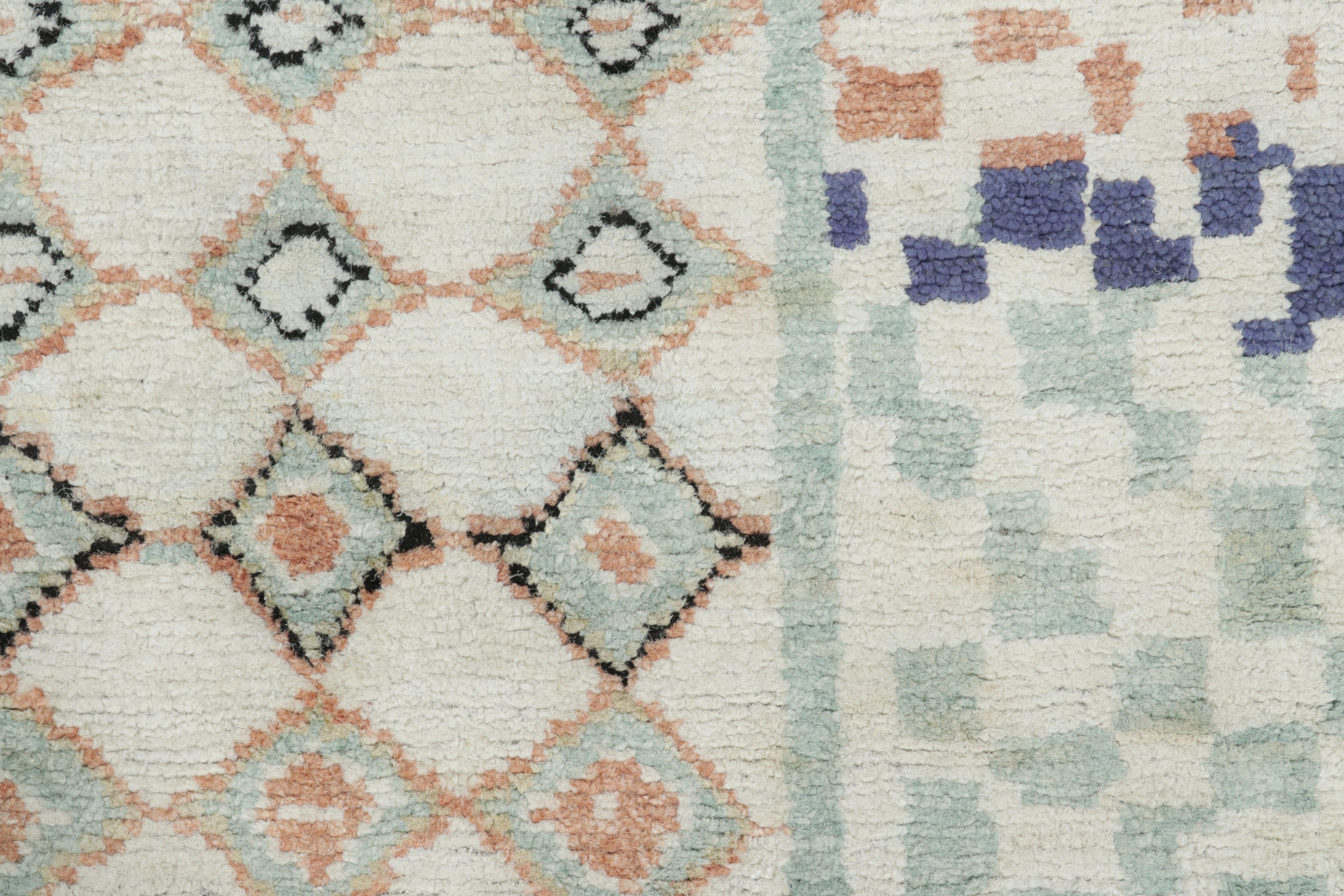 Indiano Rug & Kilim è un tappeto di ispirazione marocchina, bianco con motivi primitivi e giocosi in vendita