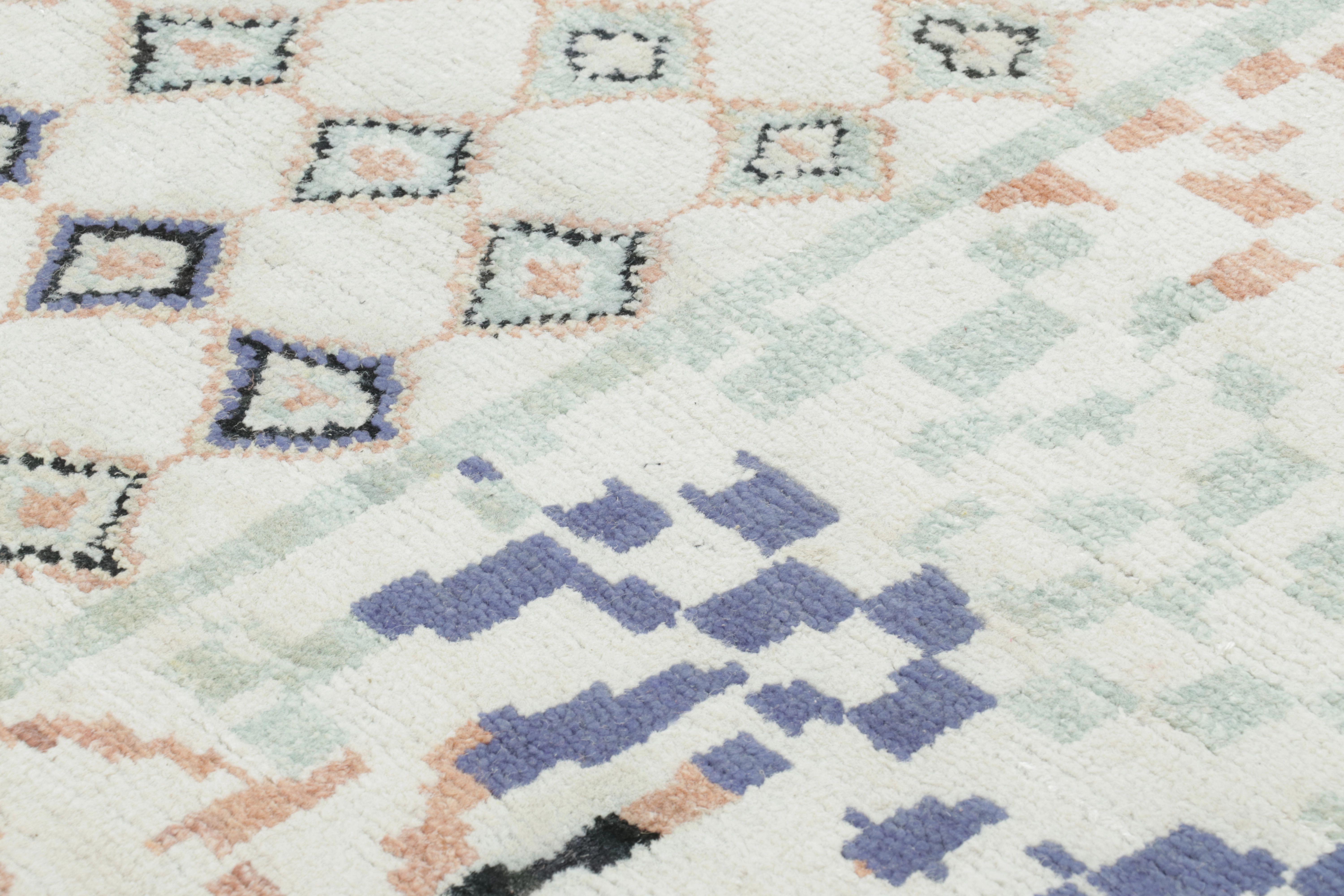 Annodato a mano Rug & Kilim è un tappeto di ispirazione marocchina, bianco con motivi primitivi e giocosi in vendita